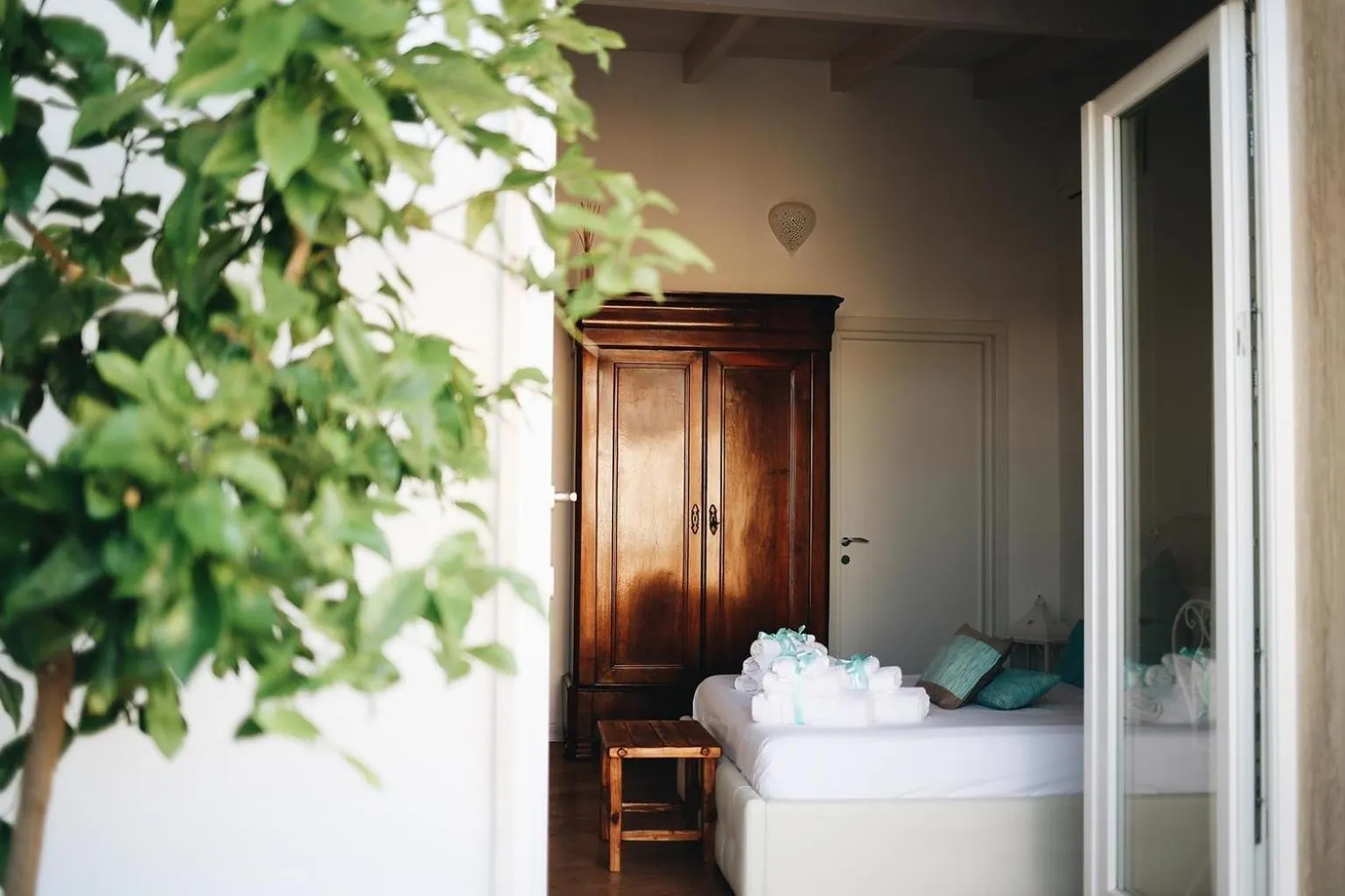 Photo of the whole room, Bed in Le Home Rooms