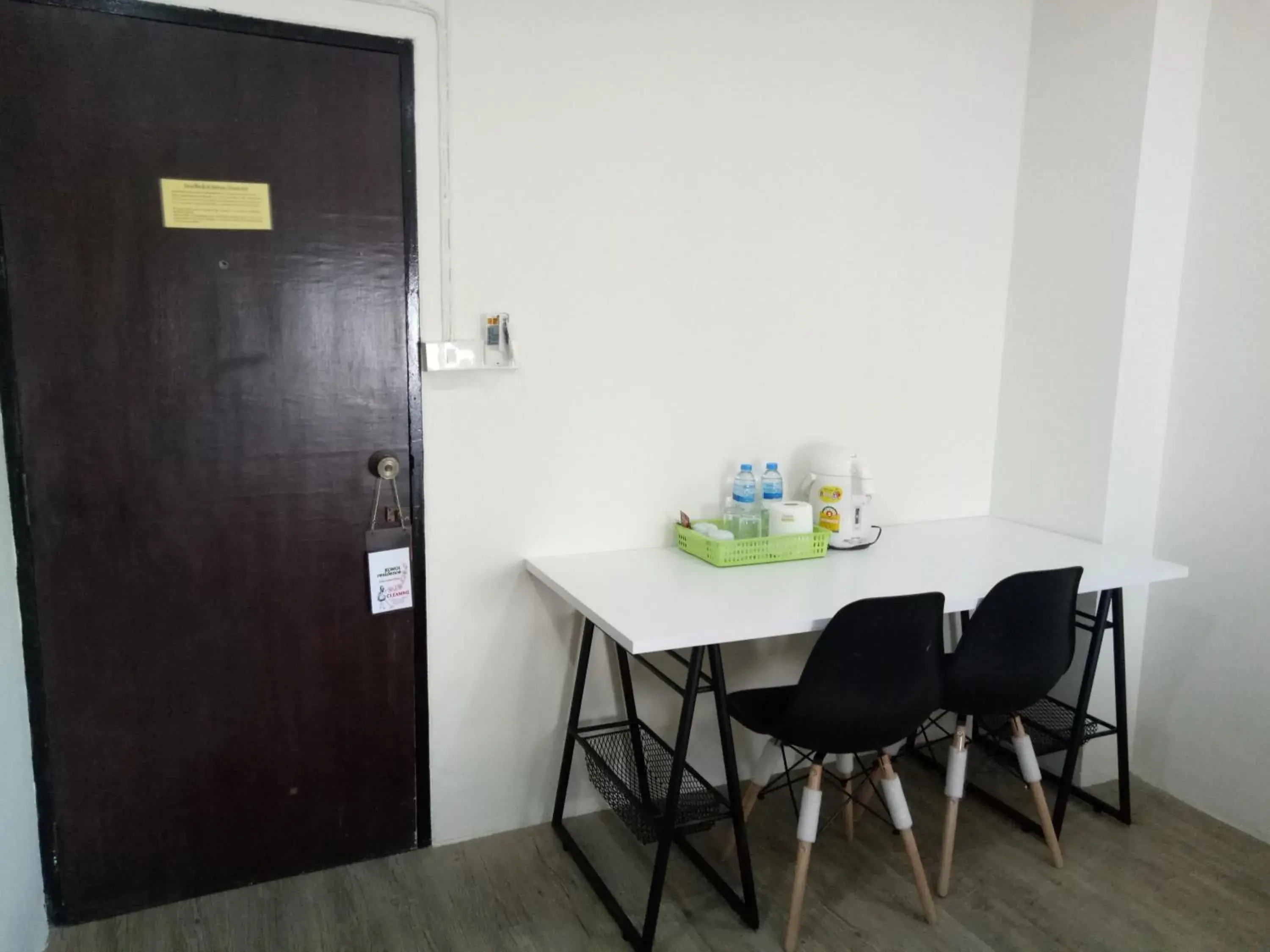 Superior Twin Room with Balcony in Komol Residence Bangkok Superior Twin Room with Balcony in Komol Residence Bangkok