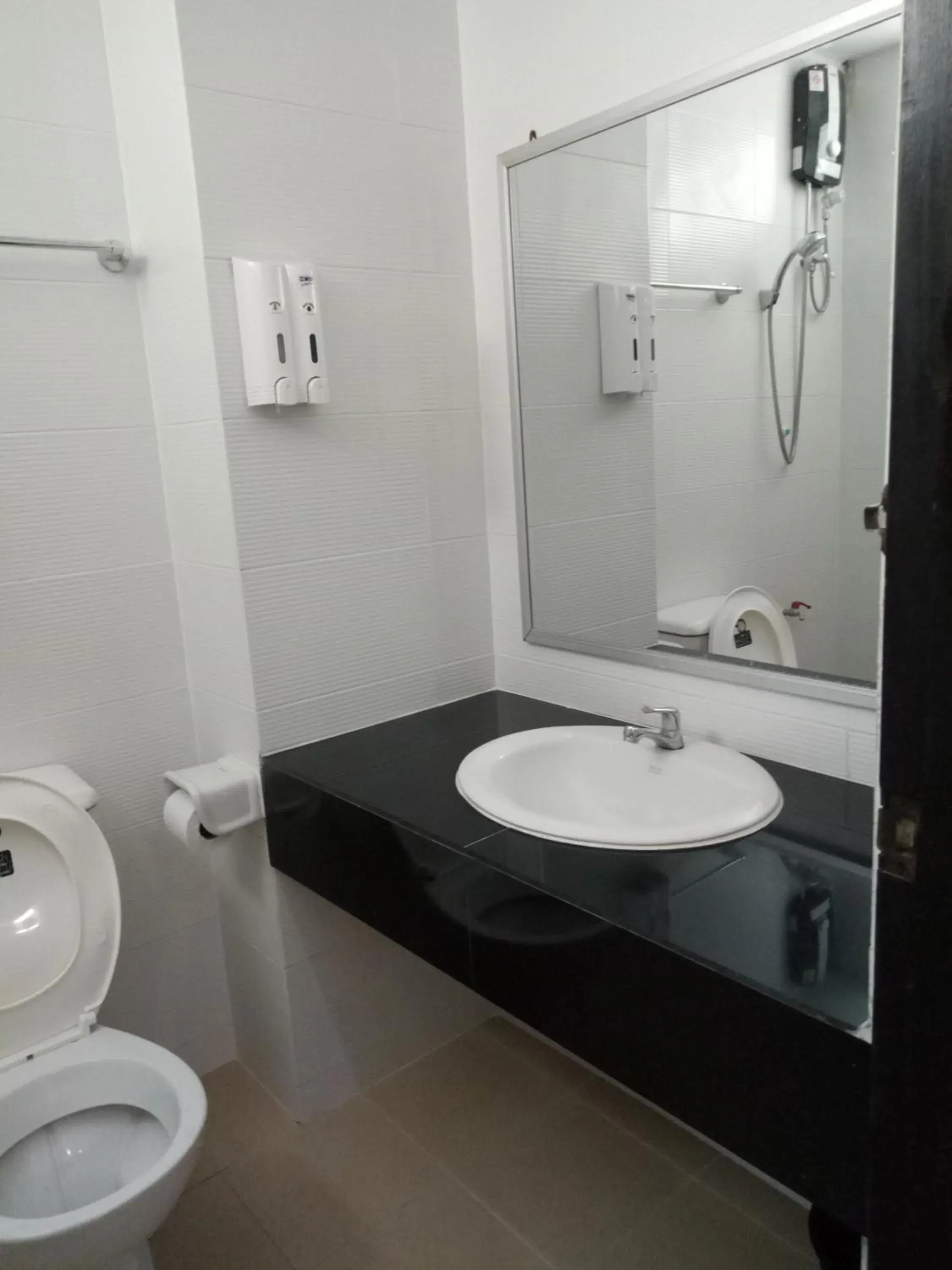 Superior Double Room in Komol Residence Bangkok Superior Double Room in Komol Residence Bangkok