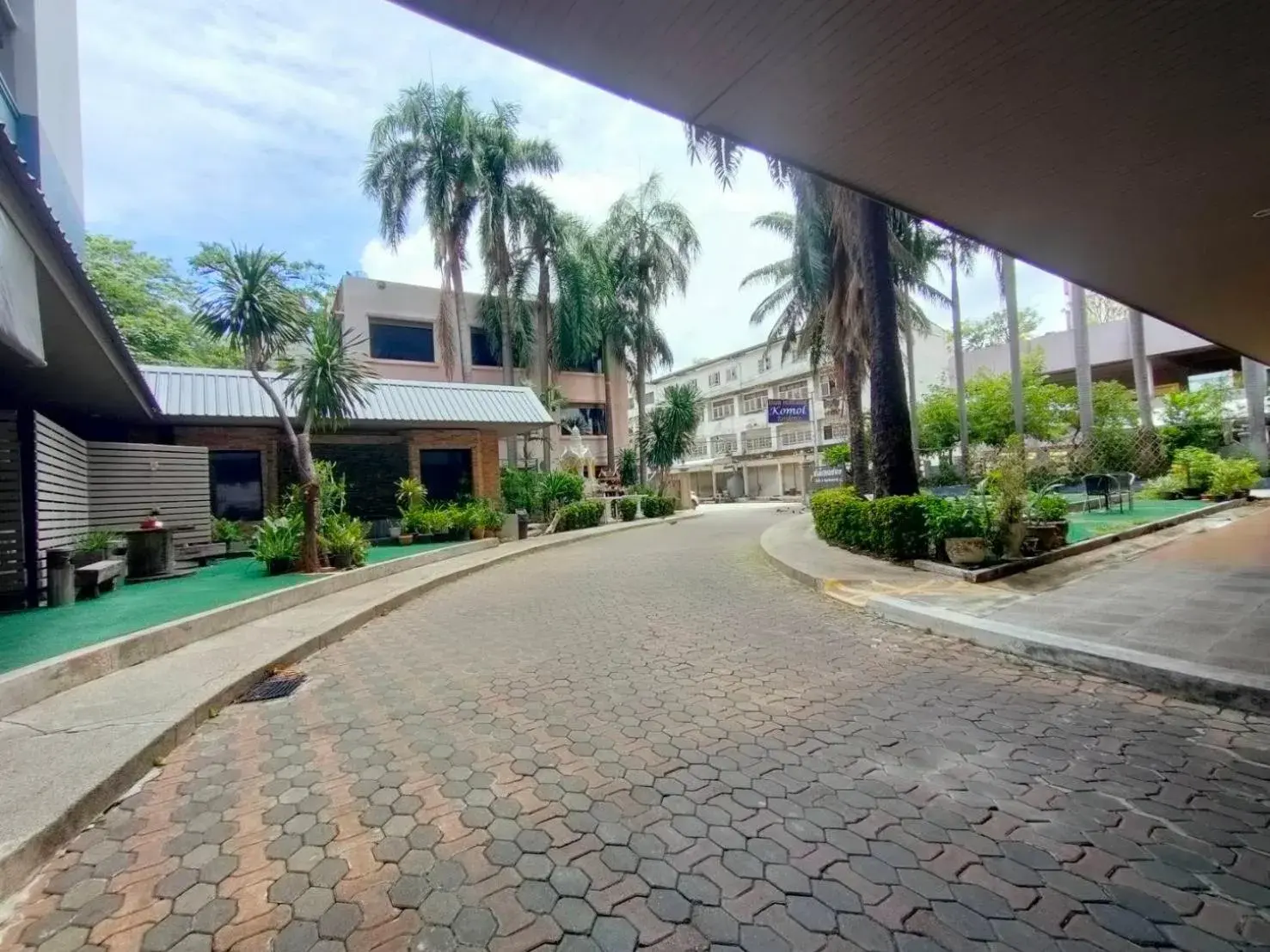 Facade/entrance in Komol Residence Bangkok Facade/entrance in Komol Residence Bangkok