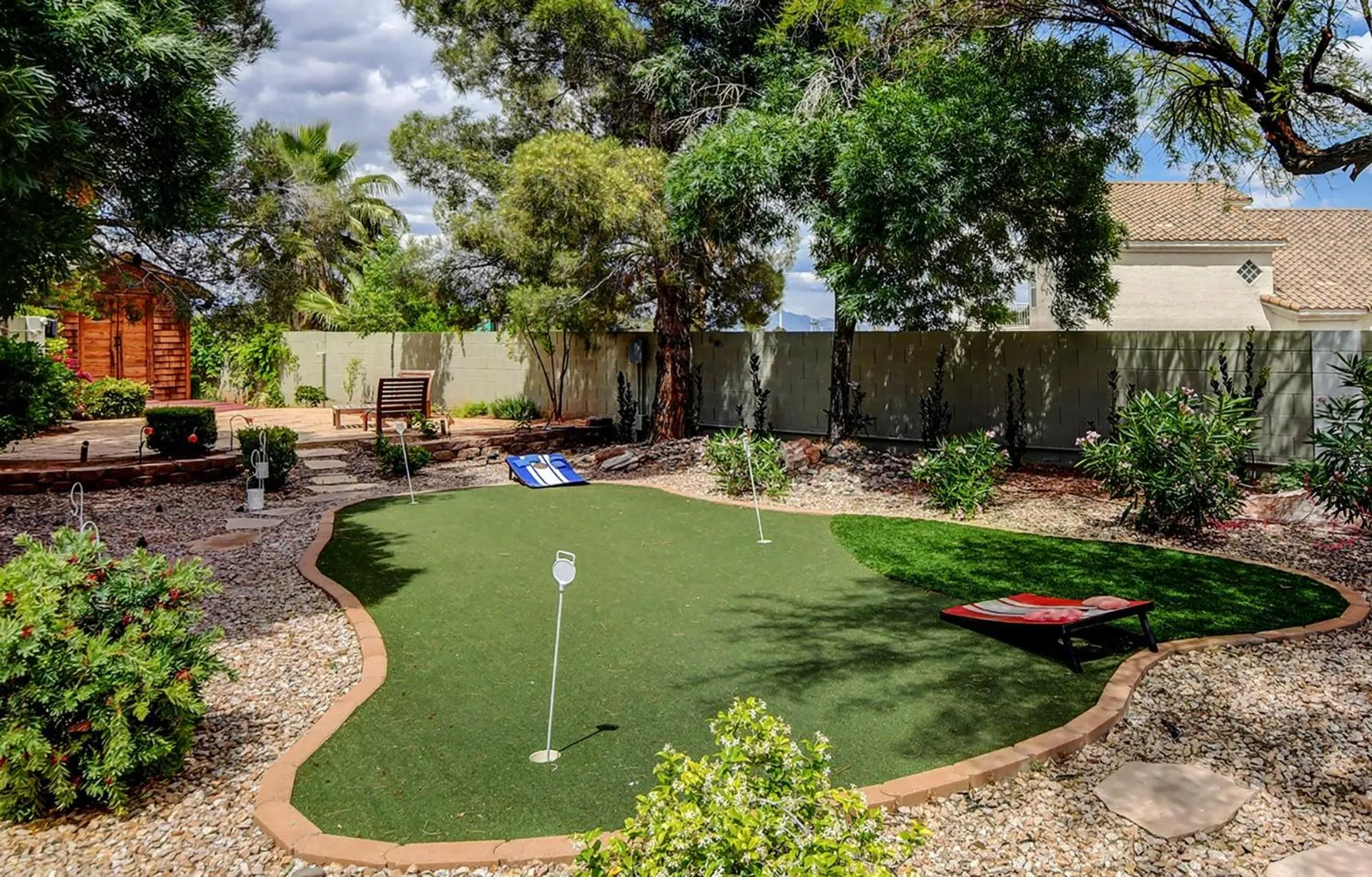 Minigolf in The Buddha Estate