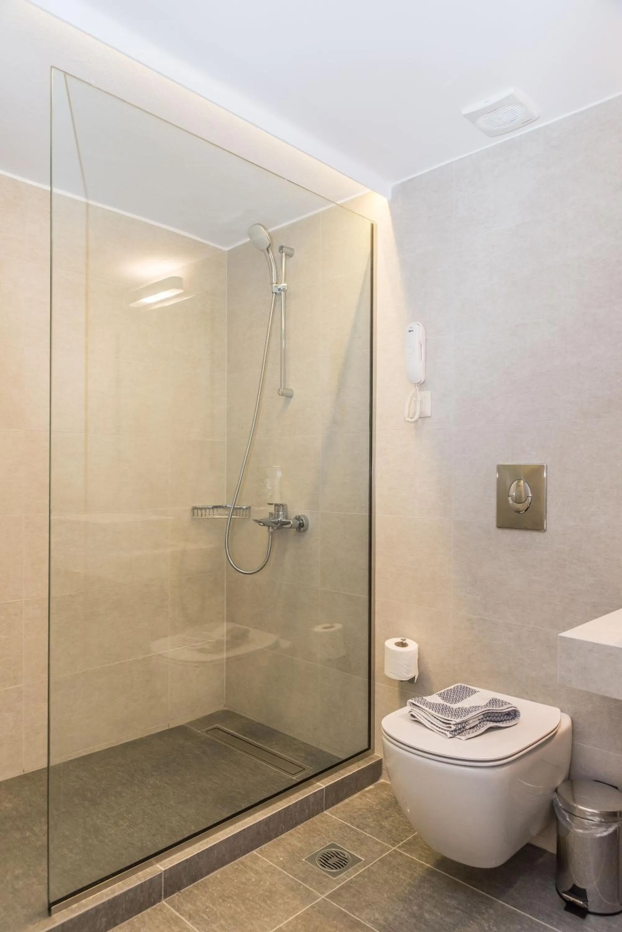 Shower in Creta Elena