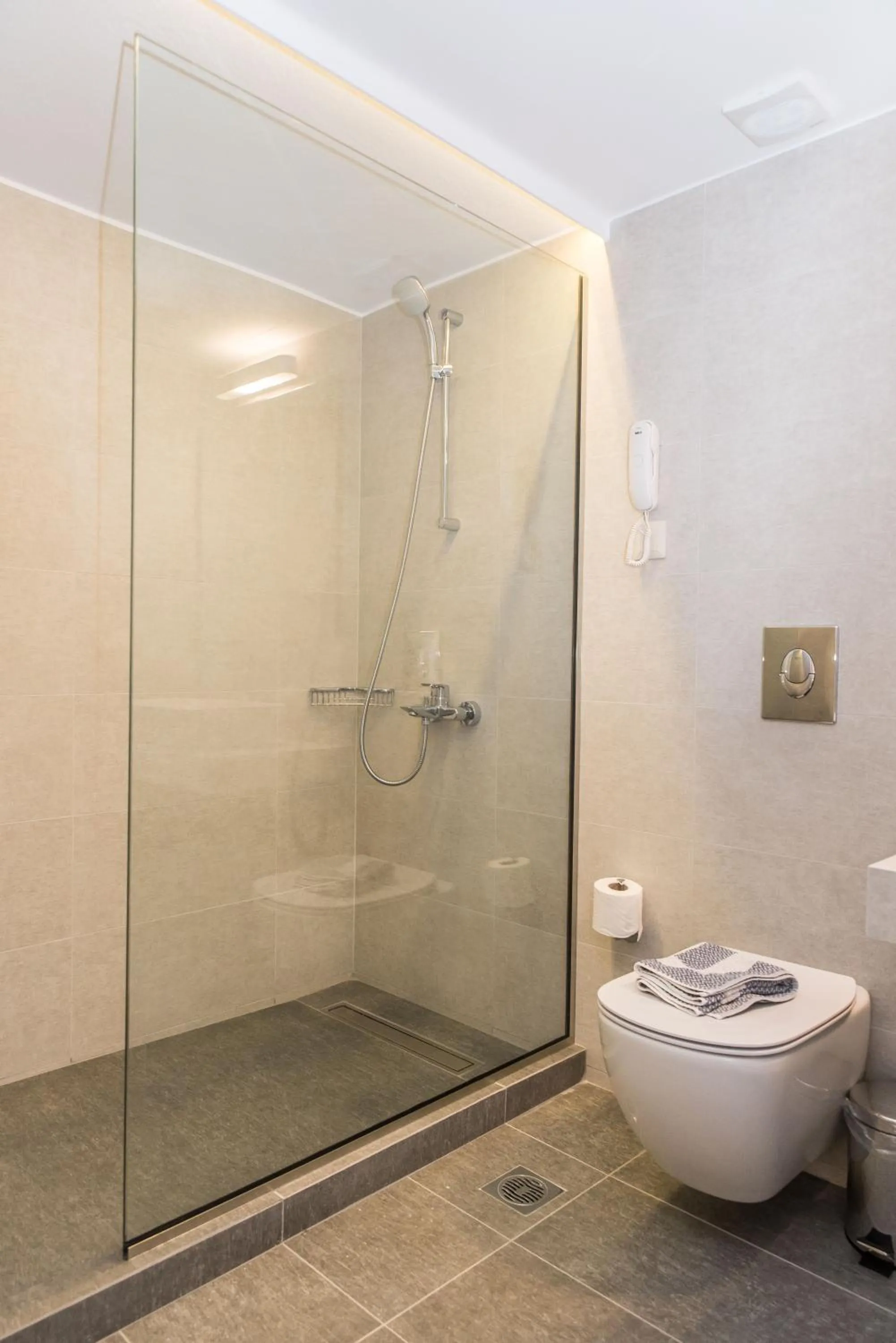 Shower in Creta Elena