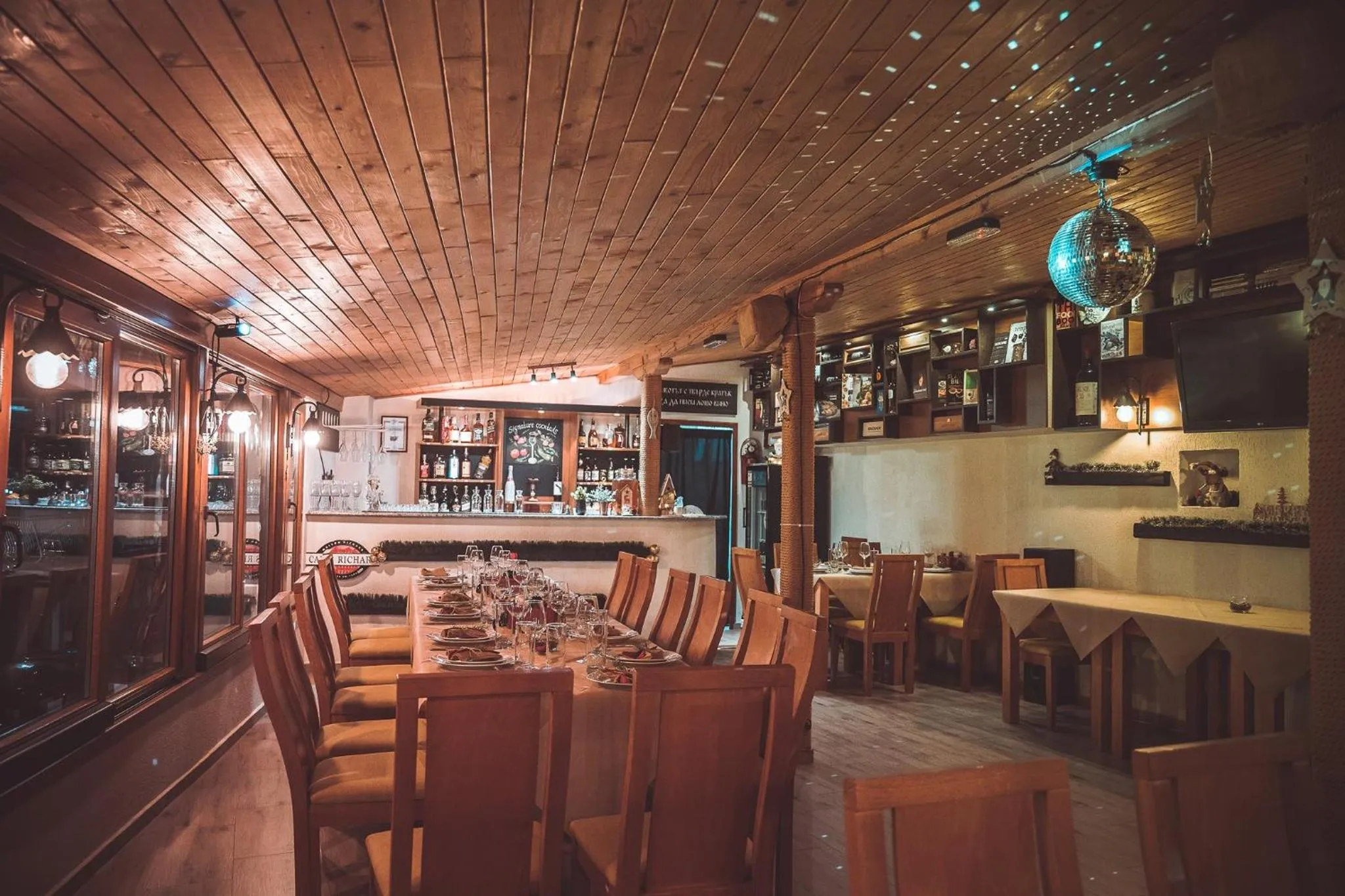 Restaurant/places to eat in Hotel Albatros New Town