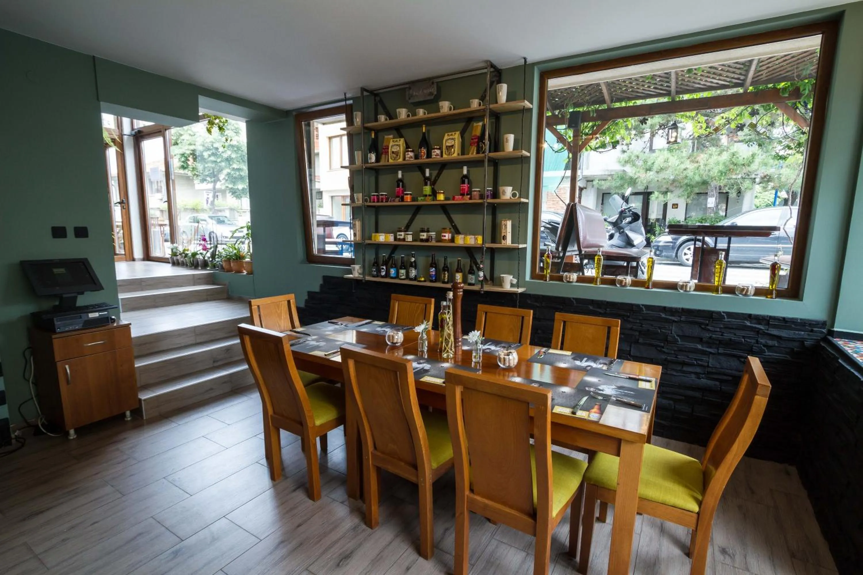 Restaurant/places to eat in Hotel Albatros New Town