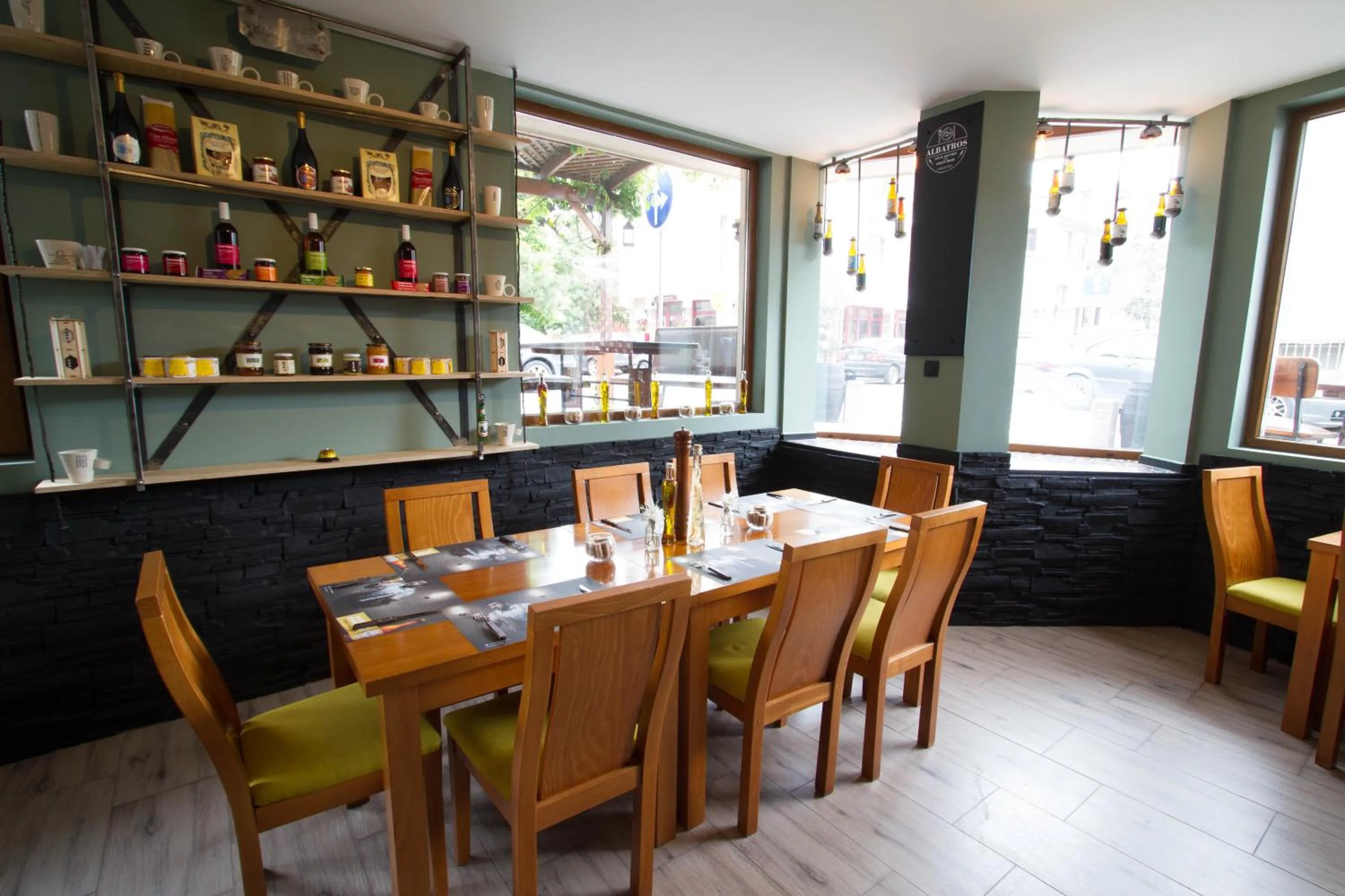 Restaurant/places to eat in Hotel Albatros New Town