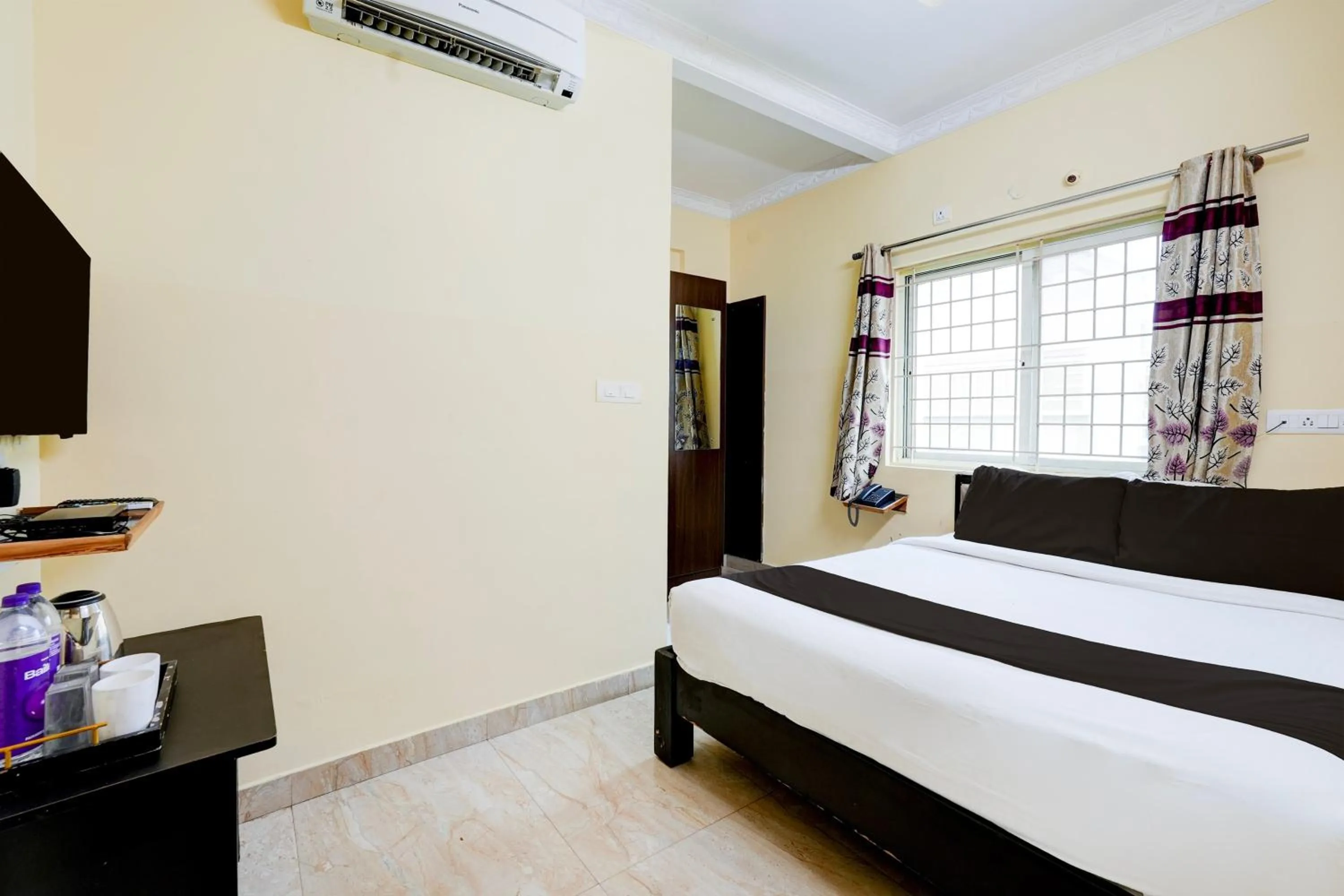 Bedroom in Hotel O Ganakkal Near BGS Hospital Junction formerly Omkar Inn.
