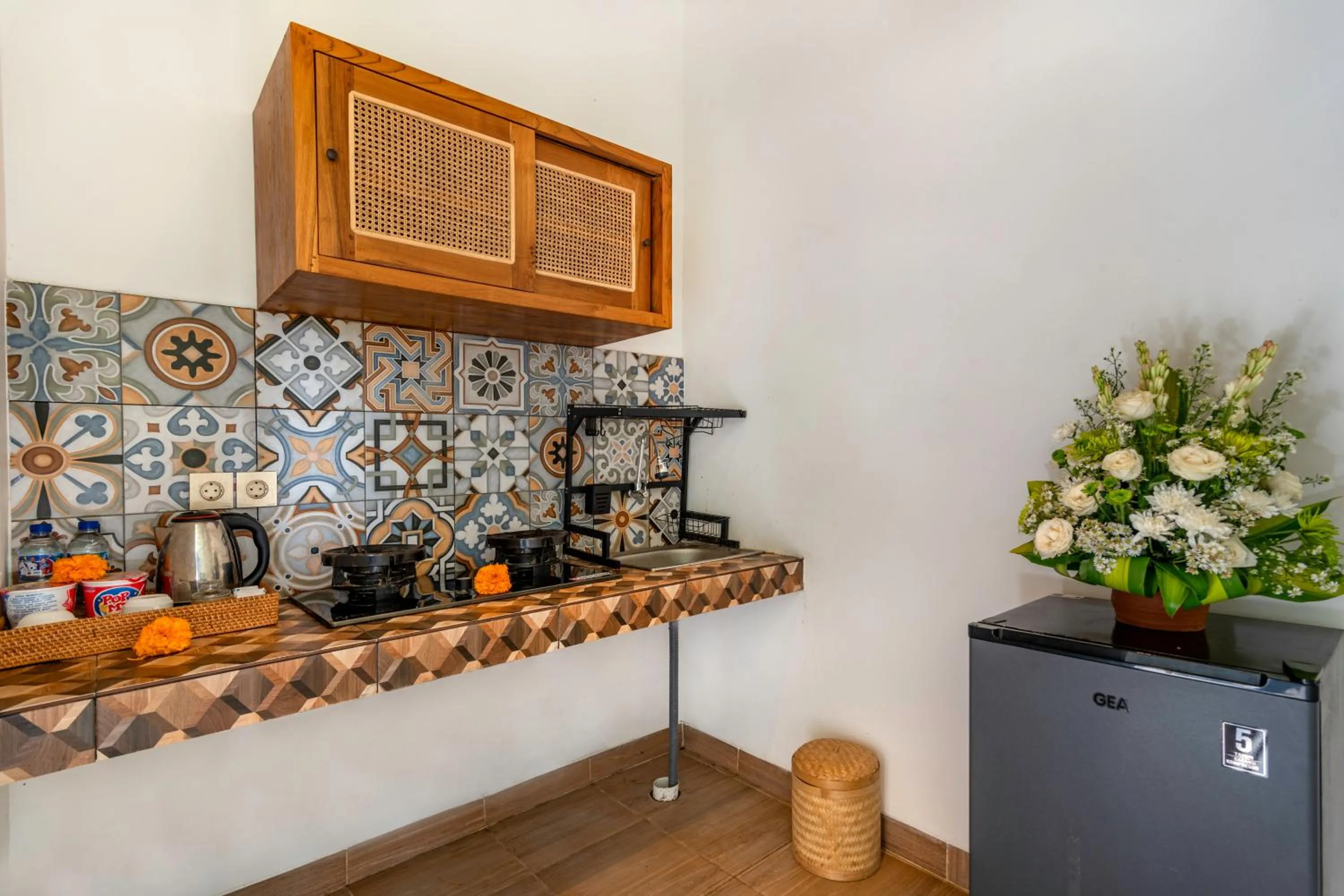 Coffee/tea facilities in The Alus Cottage and Villa