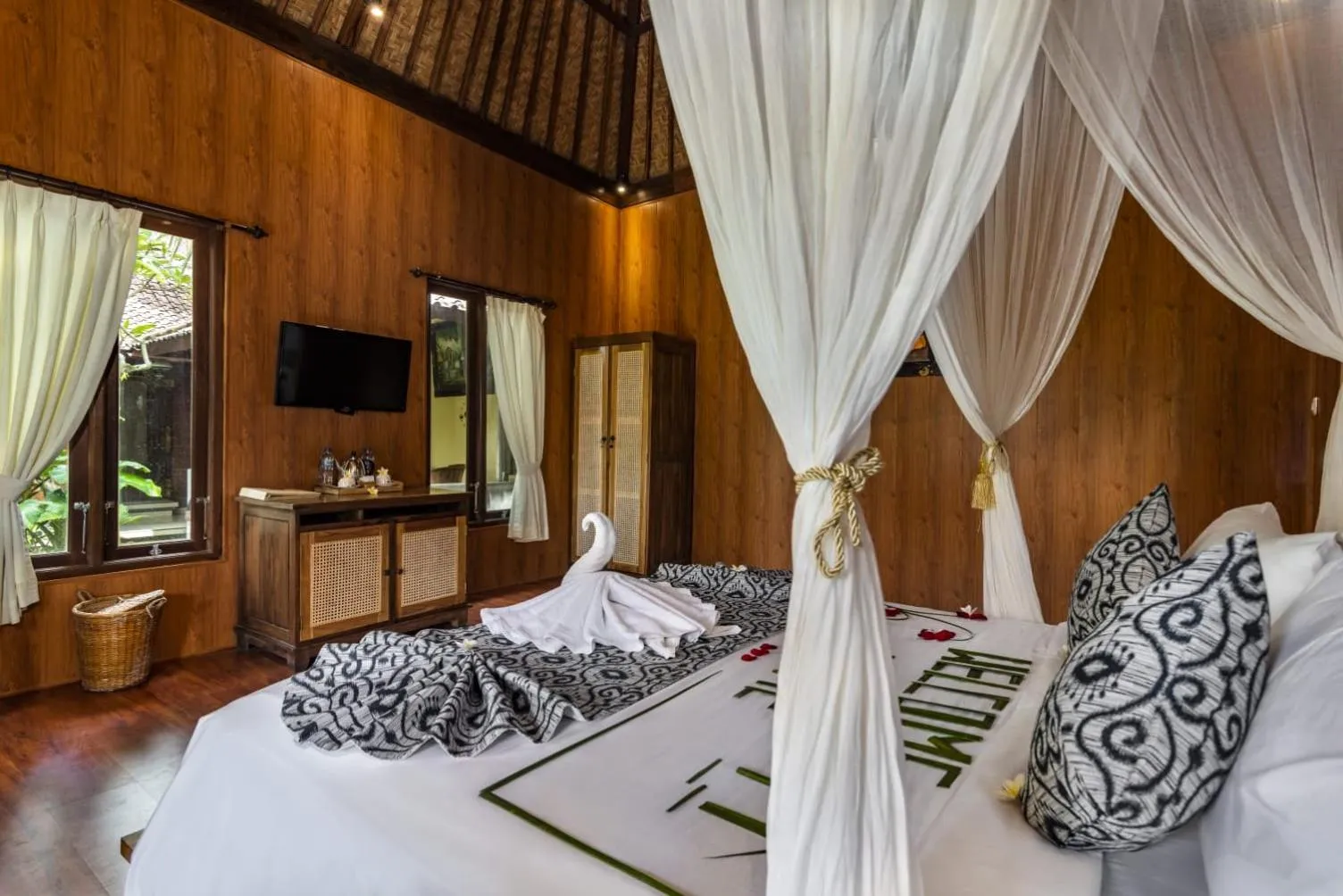 Bedroom, Bed in The Alus Cottage and Villa