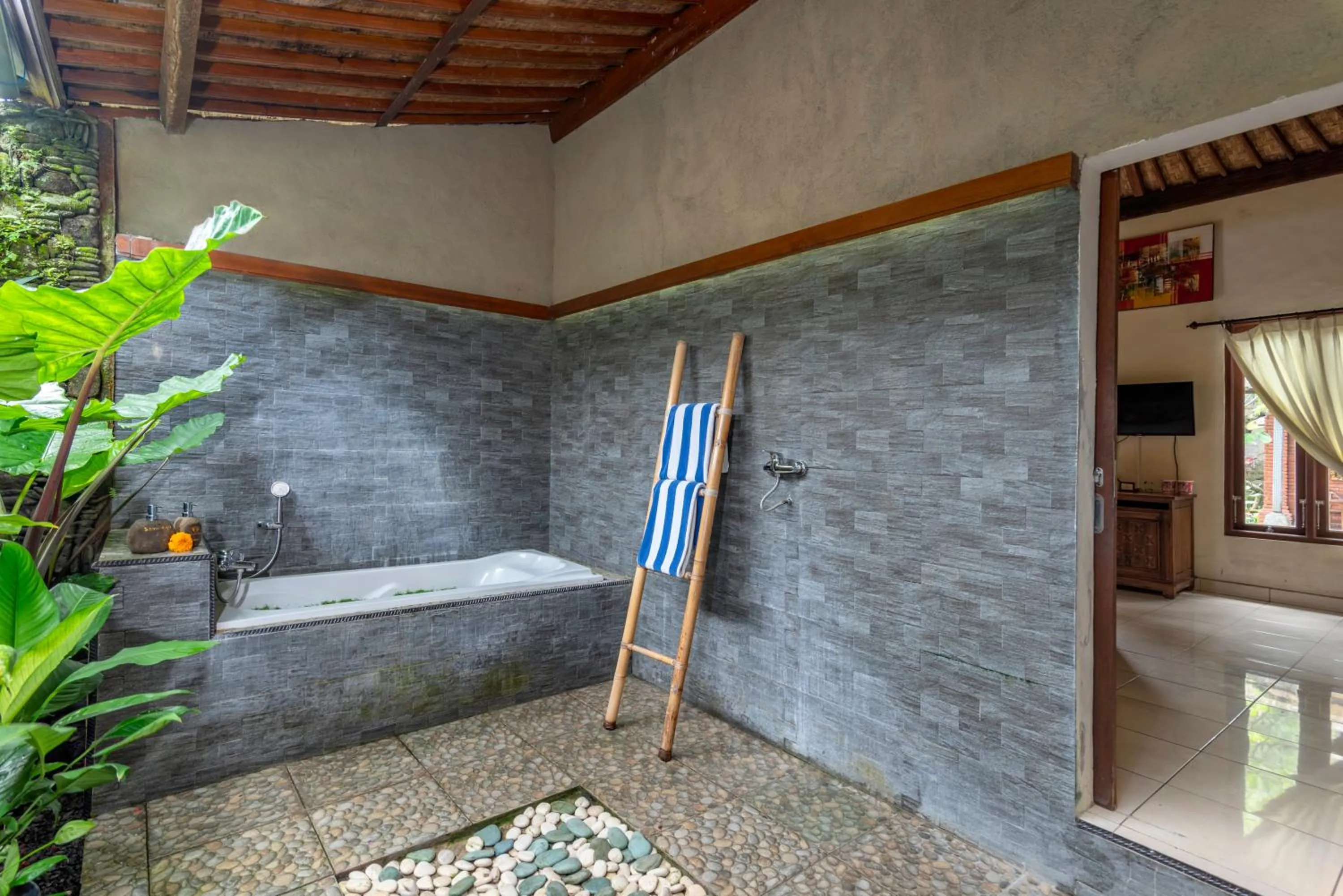 Bathroom in The Alus Cottage and Villa