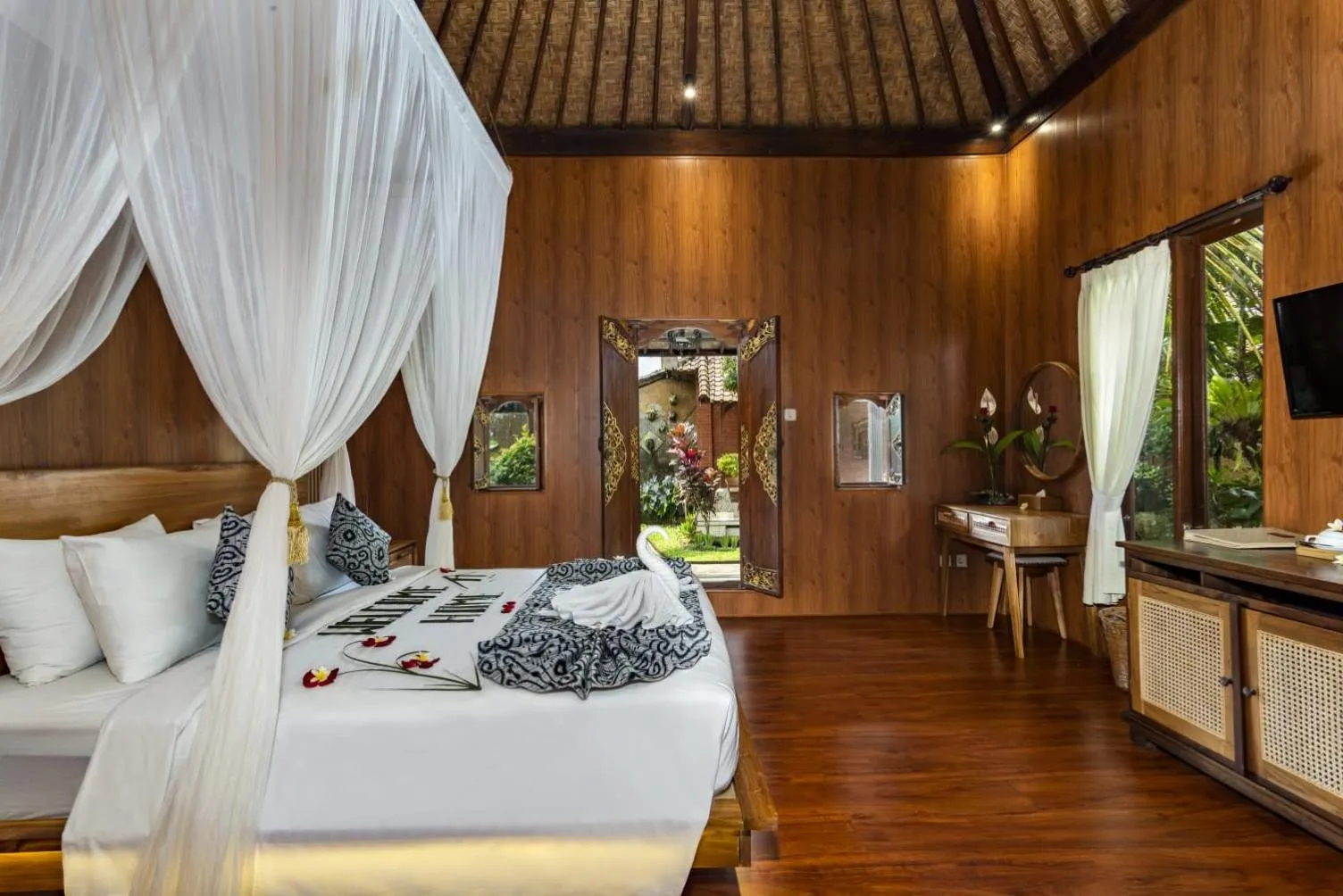 Bedroom, Bed in The Alus Cottage and Villa