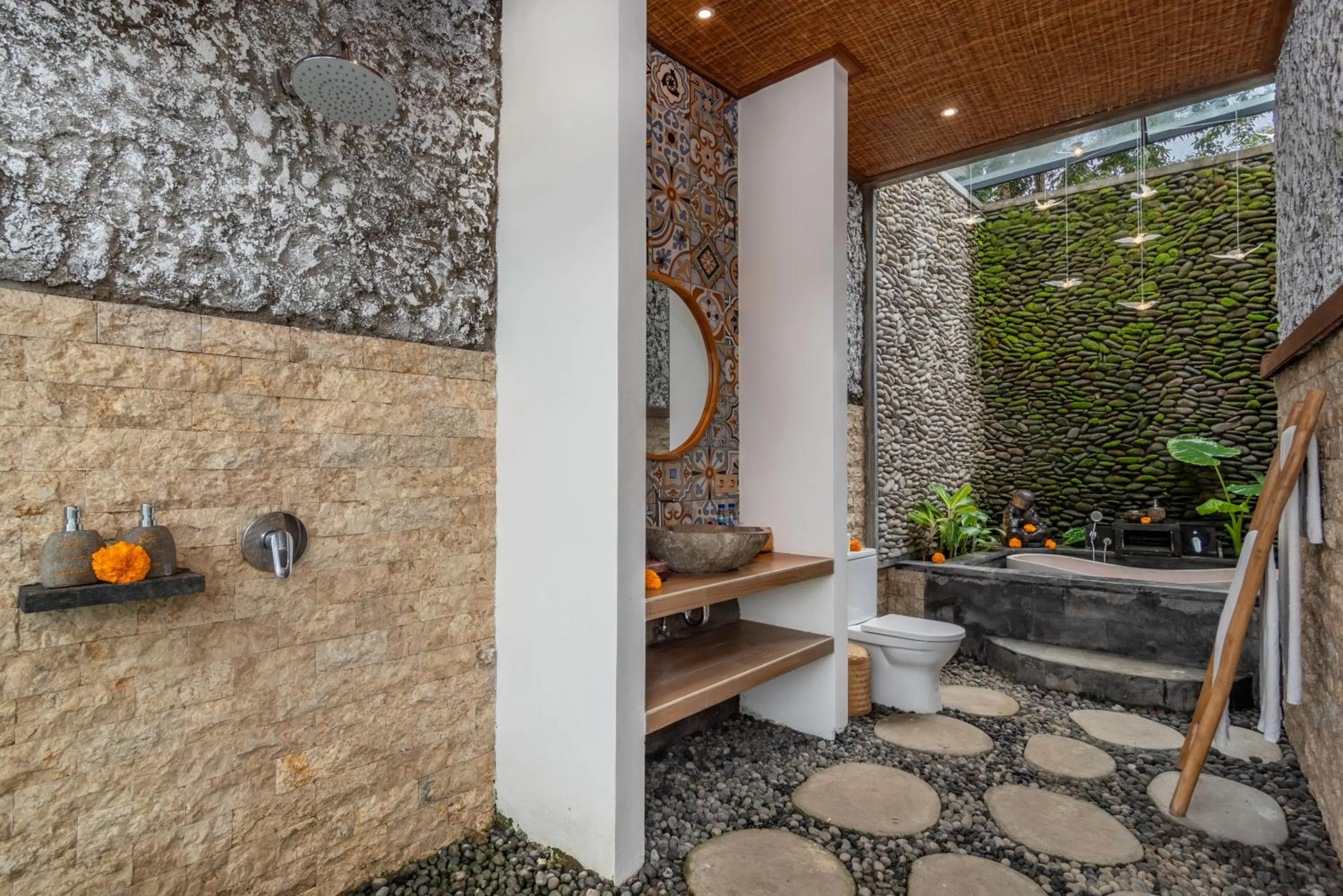 Shower in The Alus Cottage and Villa