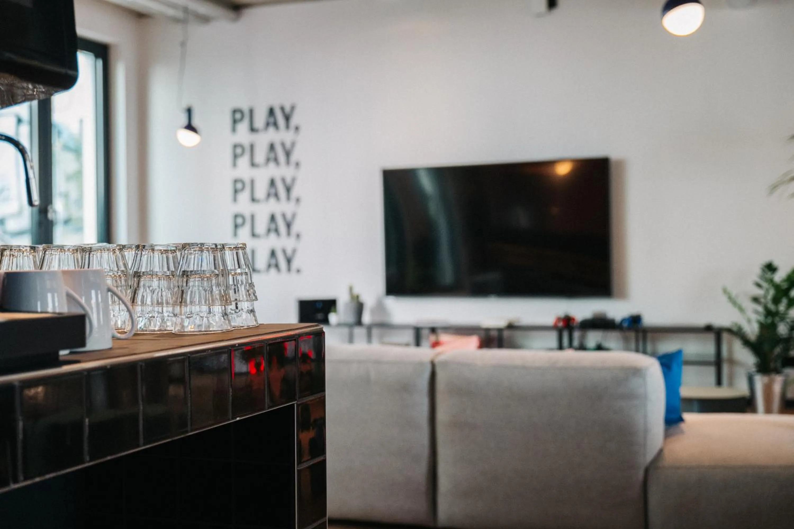 Communal lounge/ TV room in STAYERY Berlin Friedrichshain