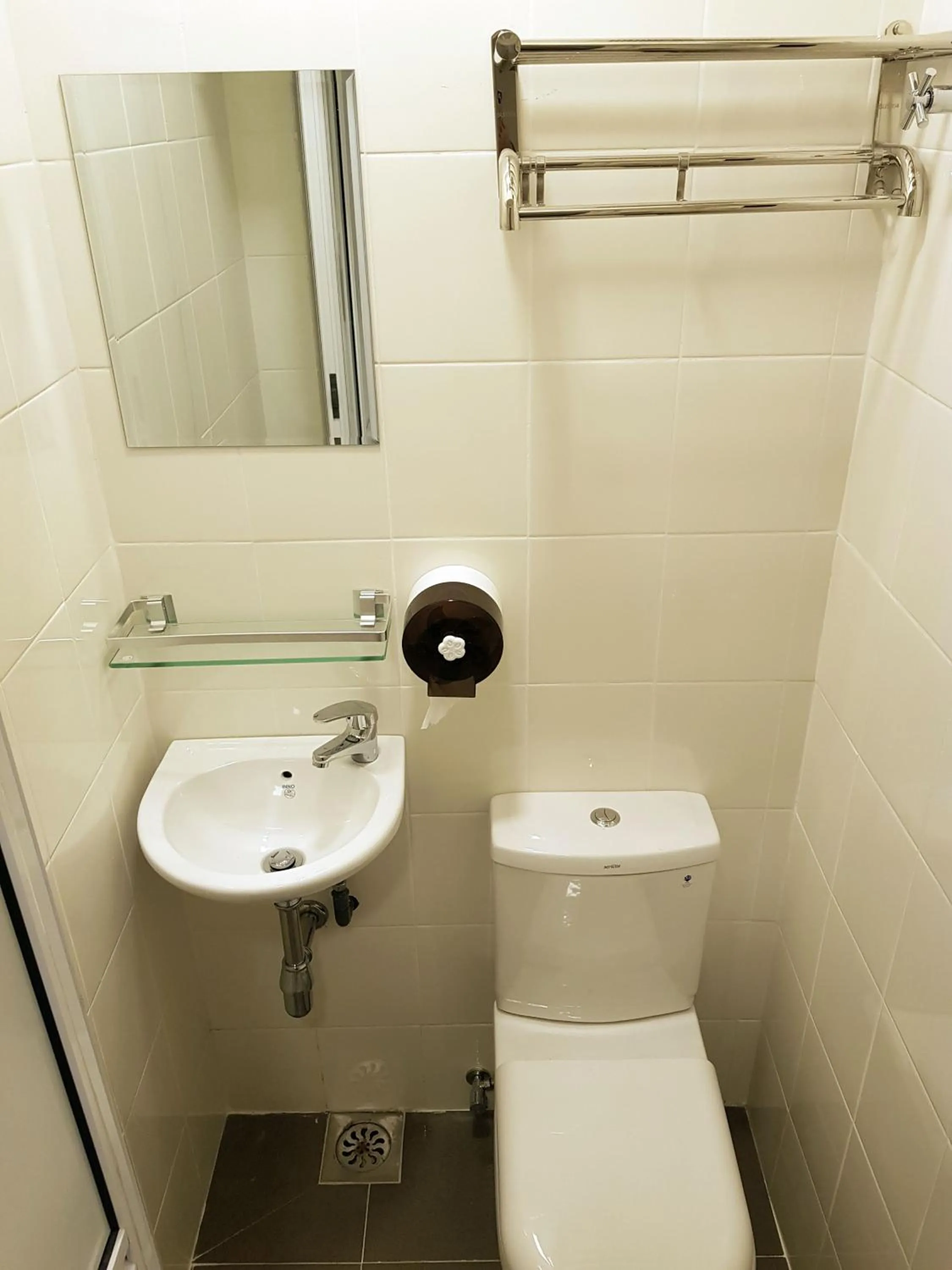 Shower in Tas 96 Inn