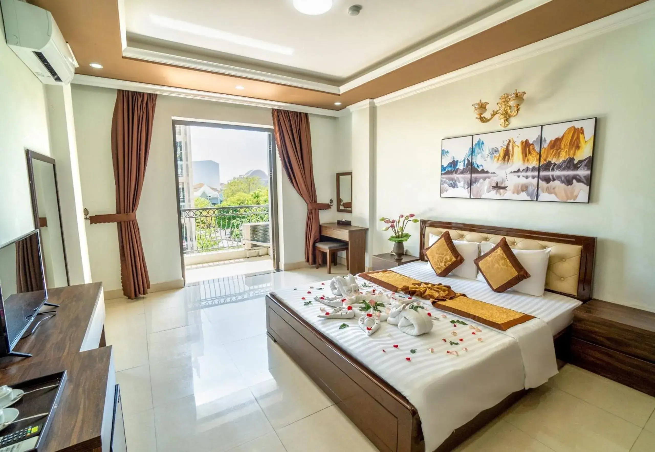 Deluxe Double Room with Balcony in Dat Anh Hotel Deluxe Double Room with Balcony in Dat Anh Hotel