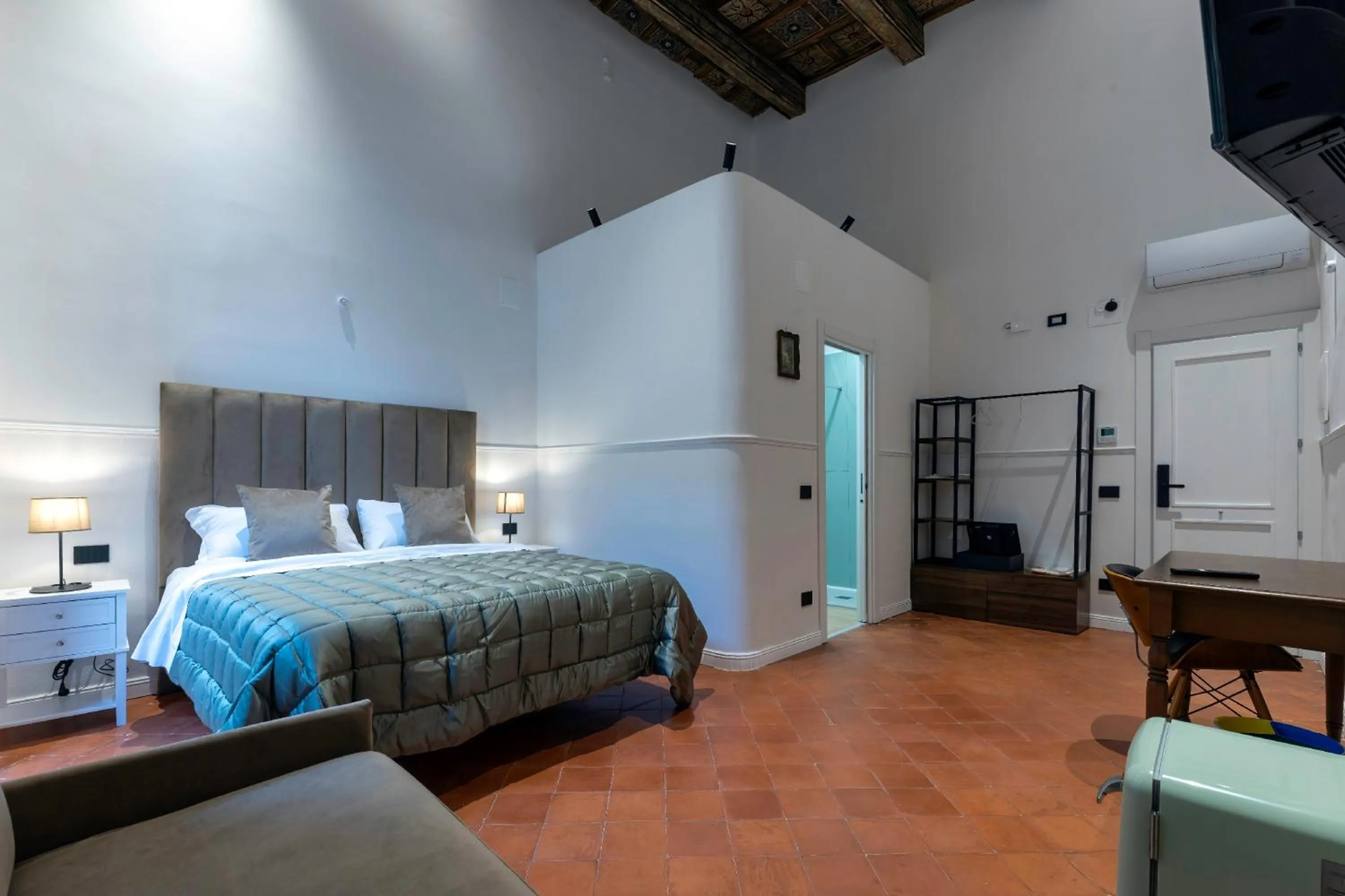 Photo of the whole room, Bed in Il Tesoro Smart Suite & SPA