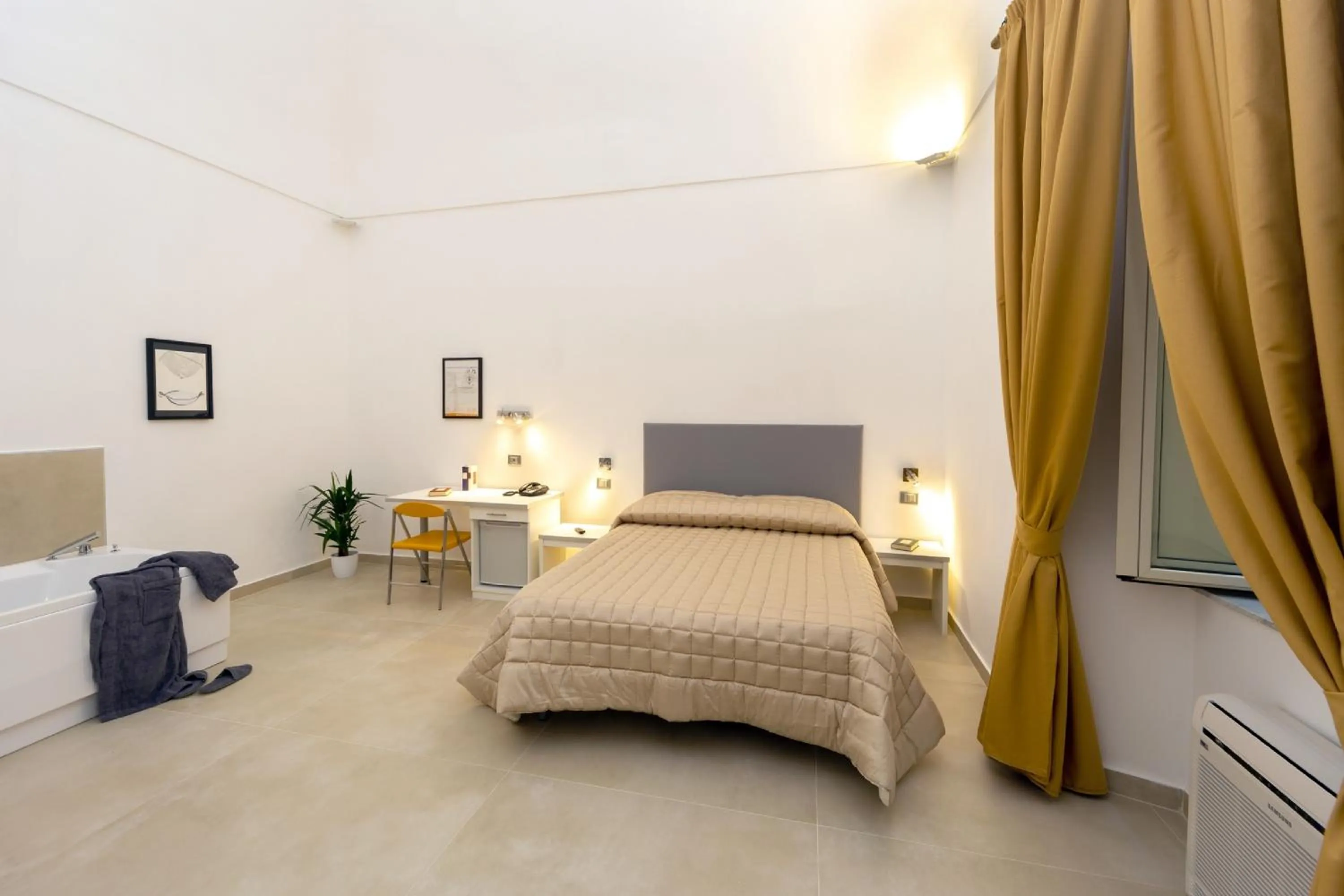 Photo of the whole room, Bed in Il Tesoro Smart Suite & SPA