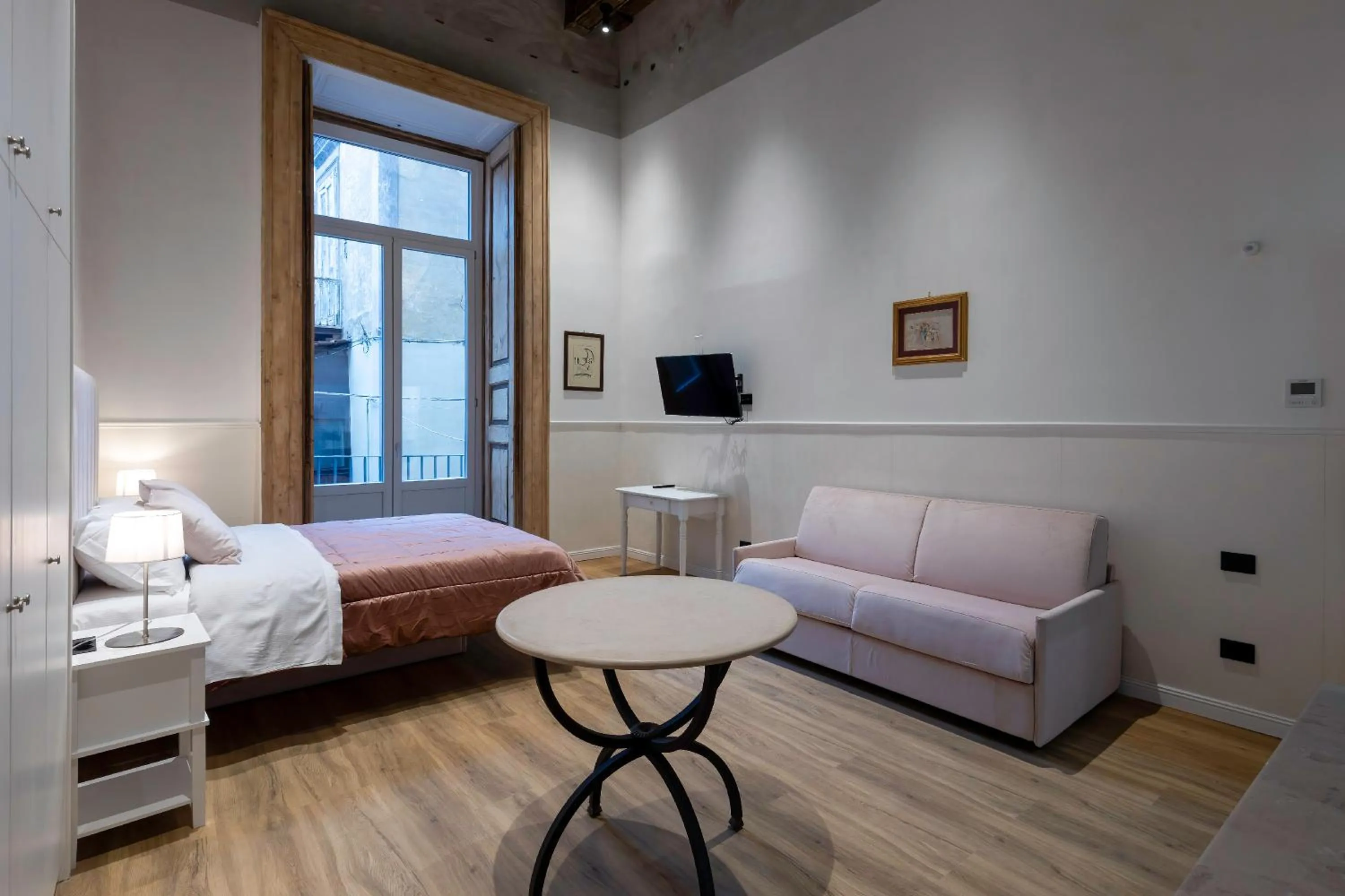 Photo of the whole room, Bed in Il Tesoro Smart Suite & SPA