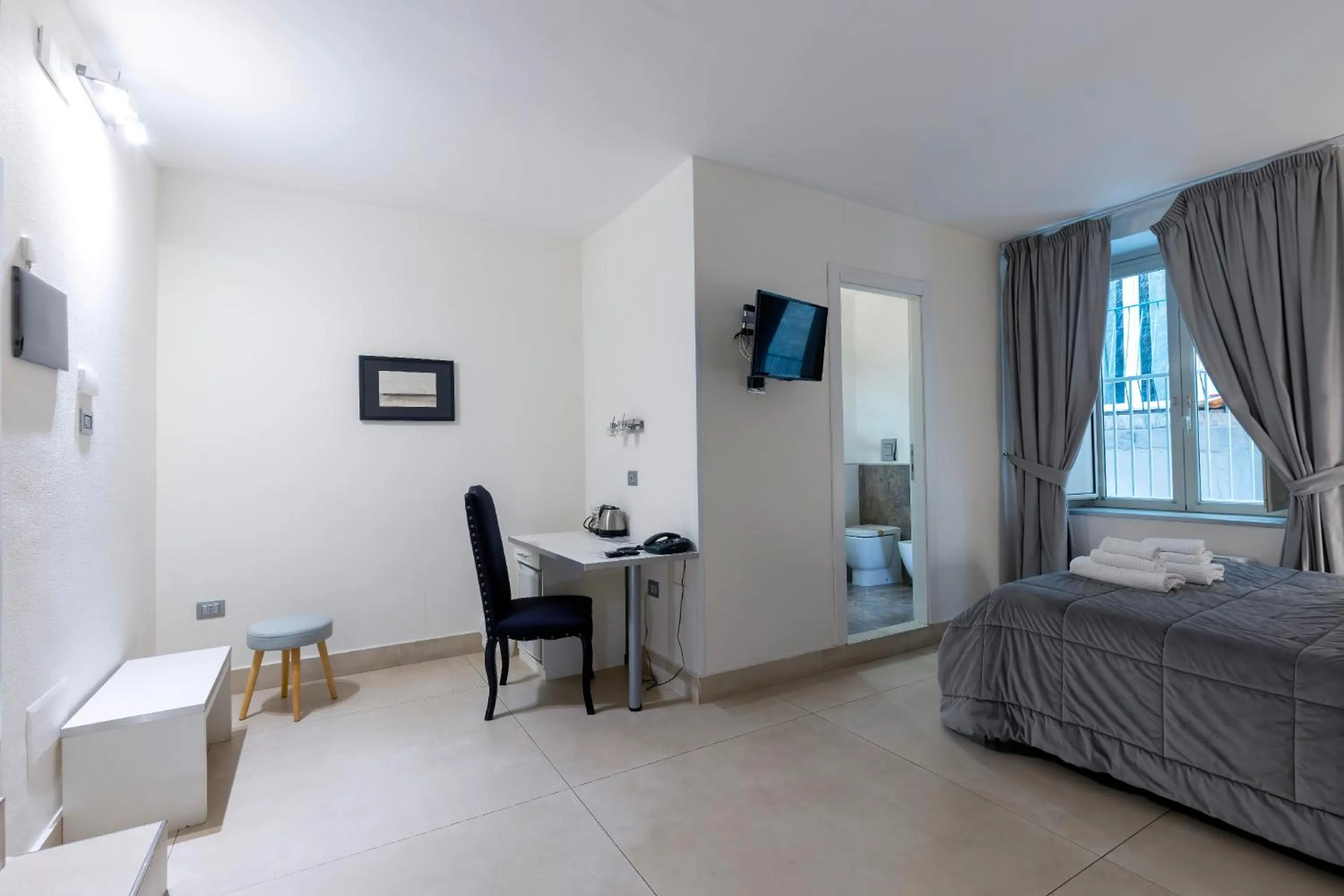 Photo of the whole room, Bed in Il Tesoro Smart Suite & SPA