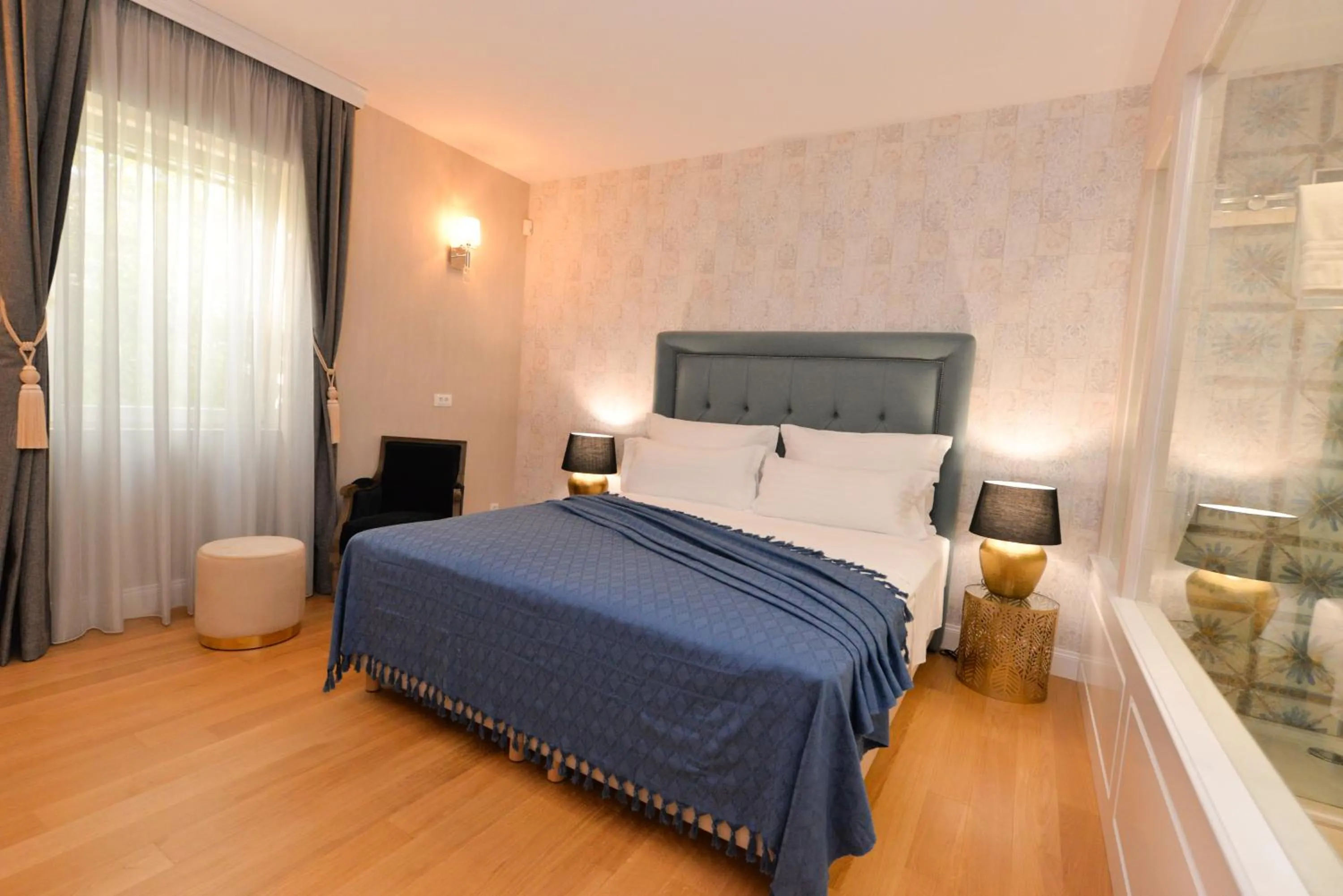 Photo of the whole room, Bed in The Duke luxury rooms