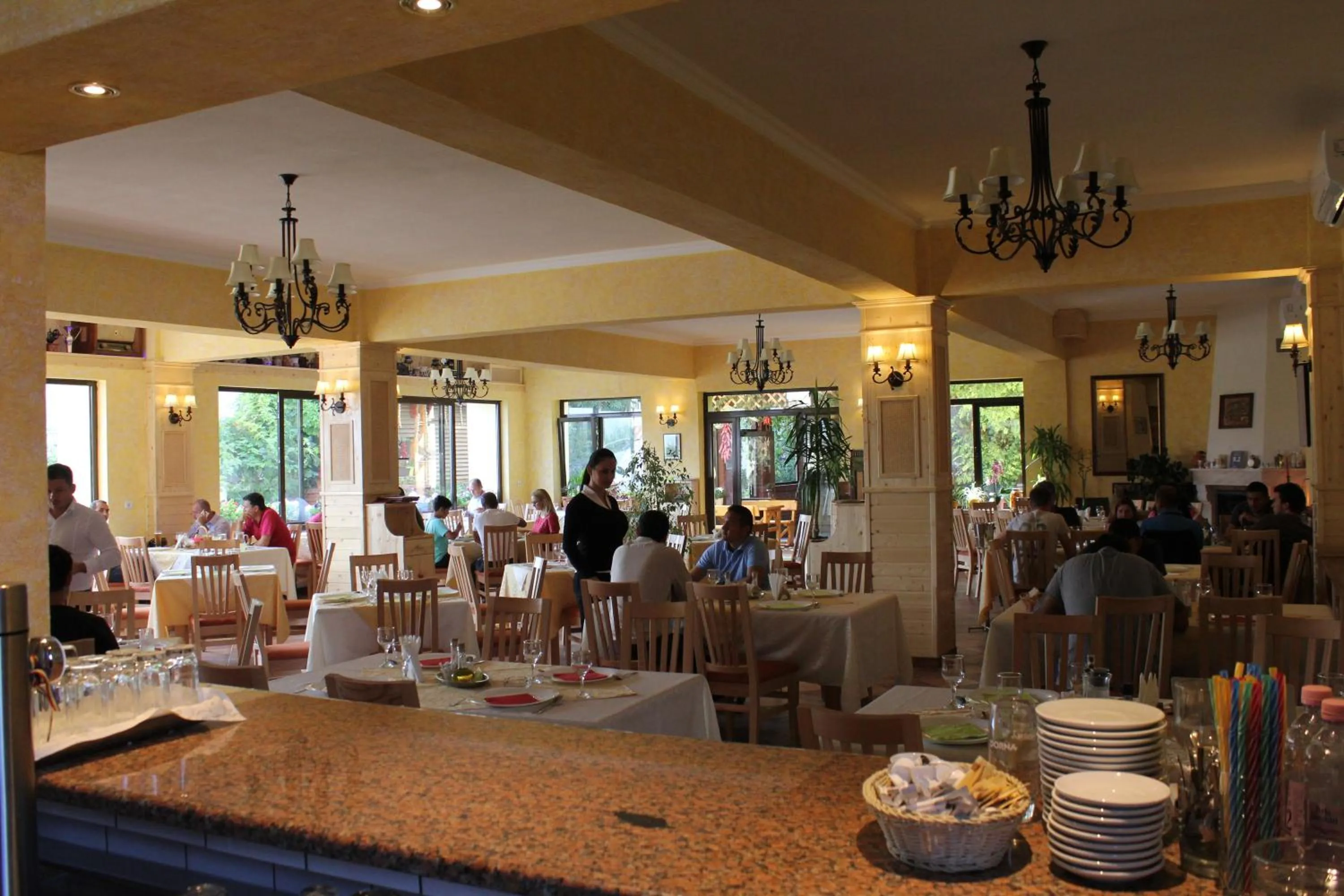 Restaurant/places to eat in Casa Maria Arges