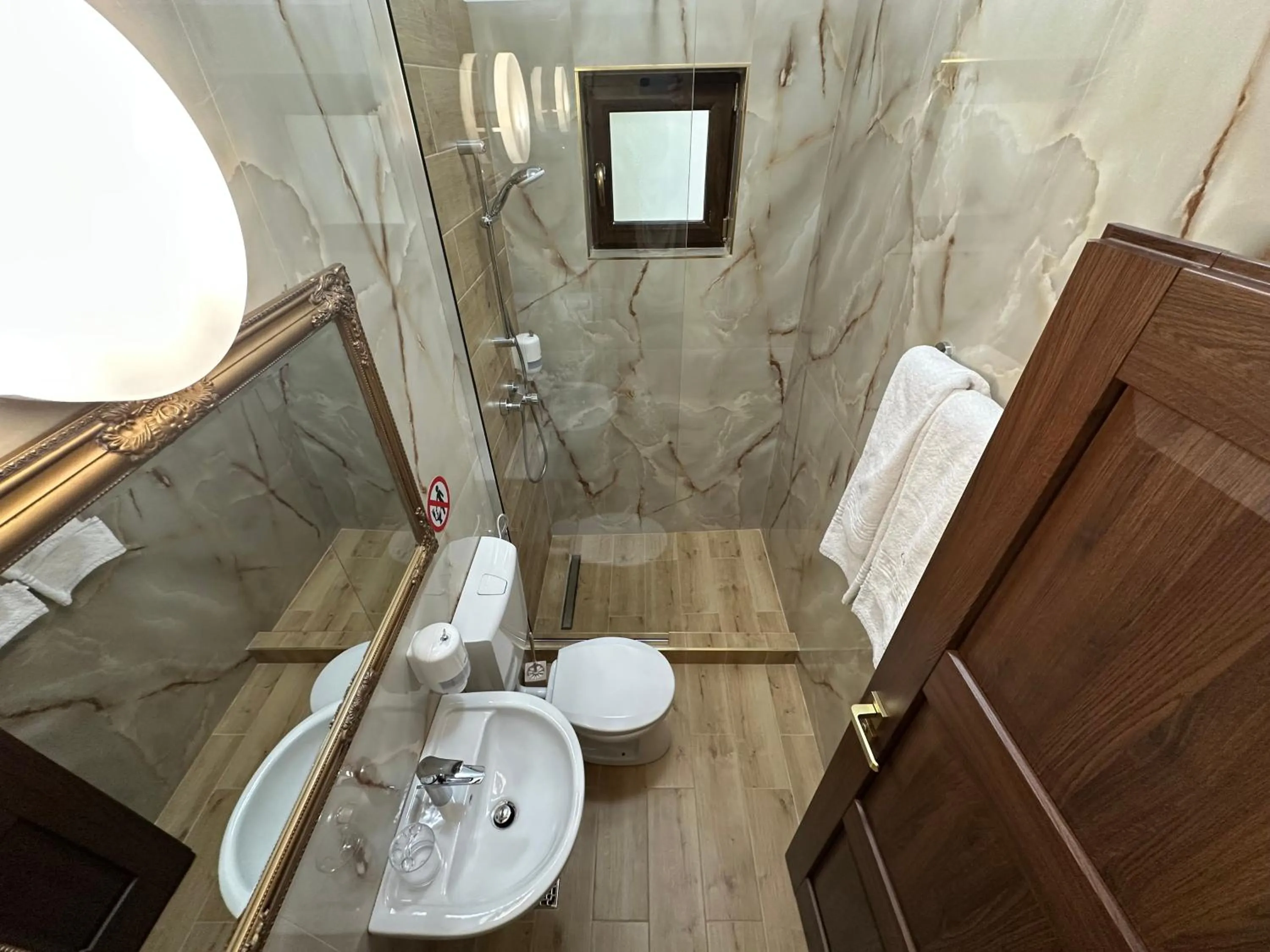 Shower in Casa Maria Arges