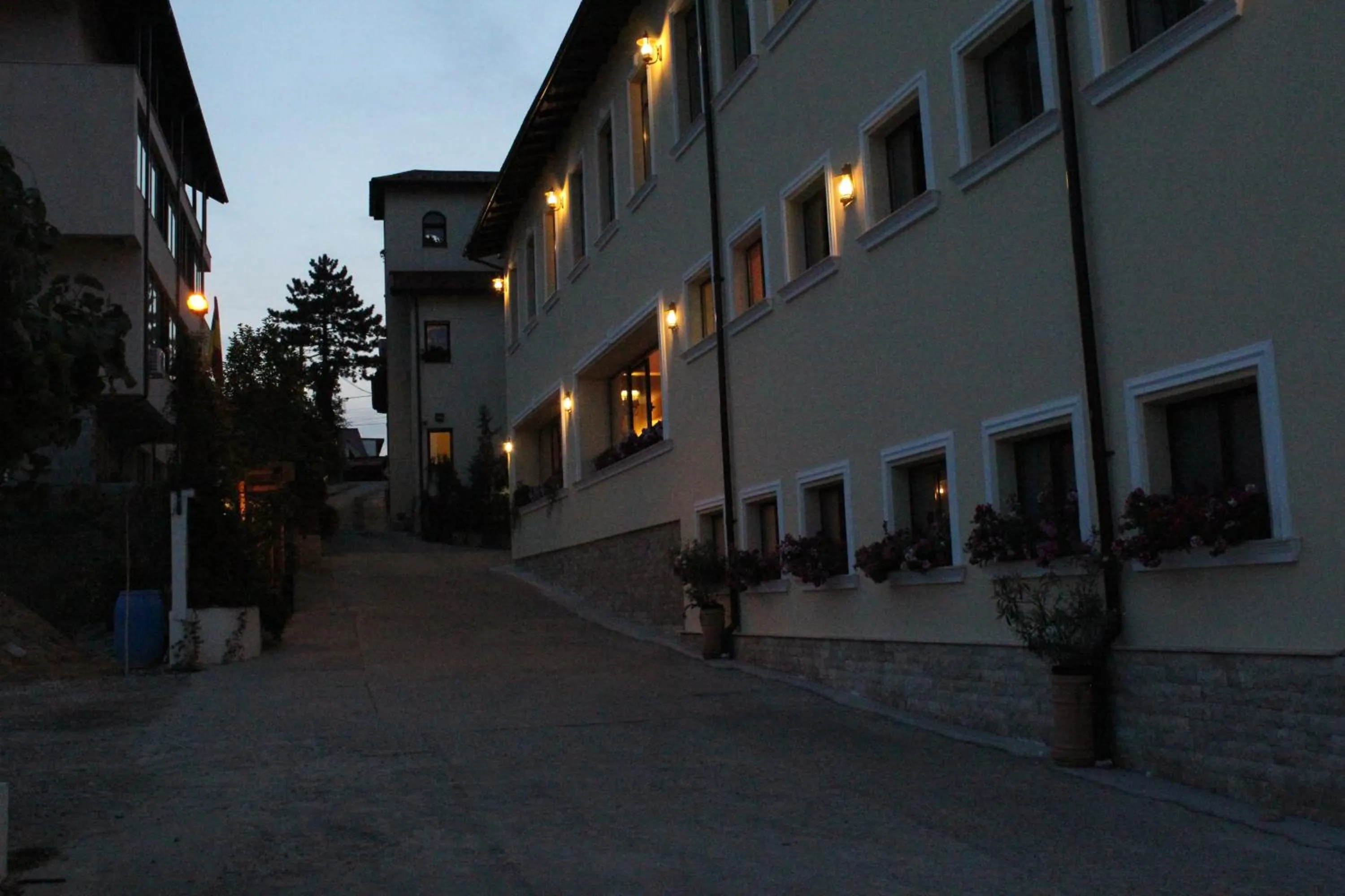 Restaurant/places to eat in Casa Maria Arges