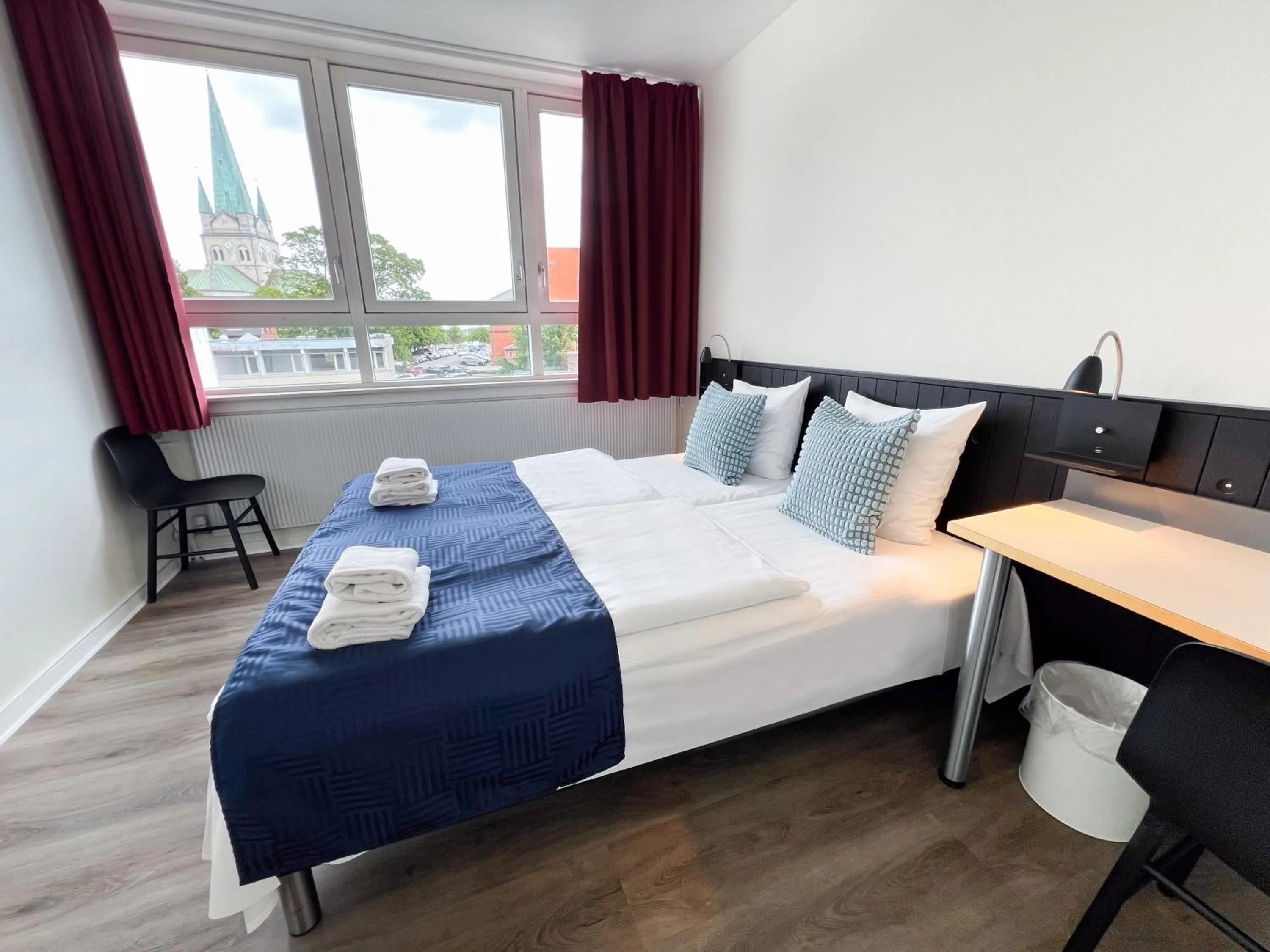 View (from property/room), Bed in Hotel Frederikshavn