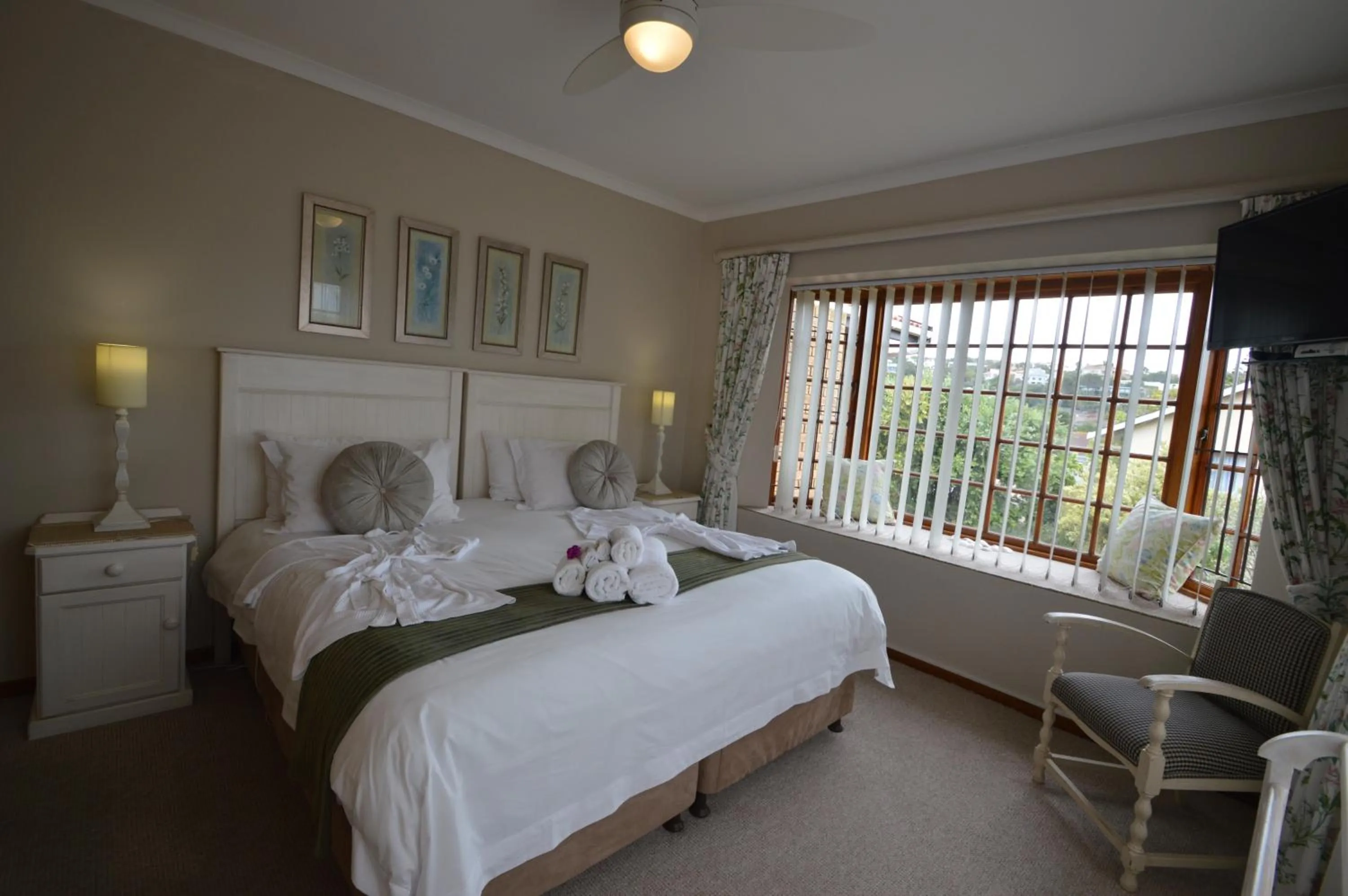 Photo of the whole room, Bed in Bayside Lodge Garden Route B&B