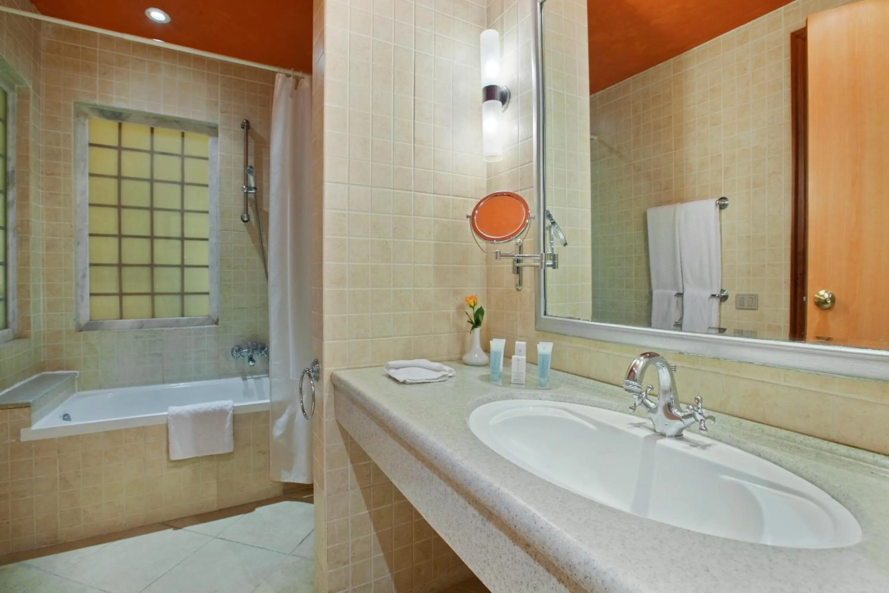 Bathroom in Hilton Alexandria Green Plaza