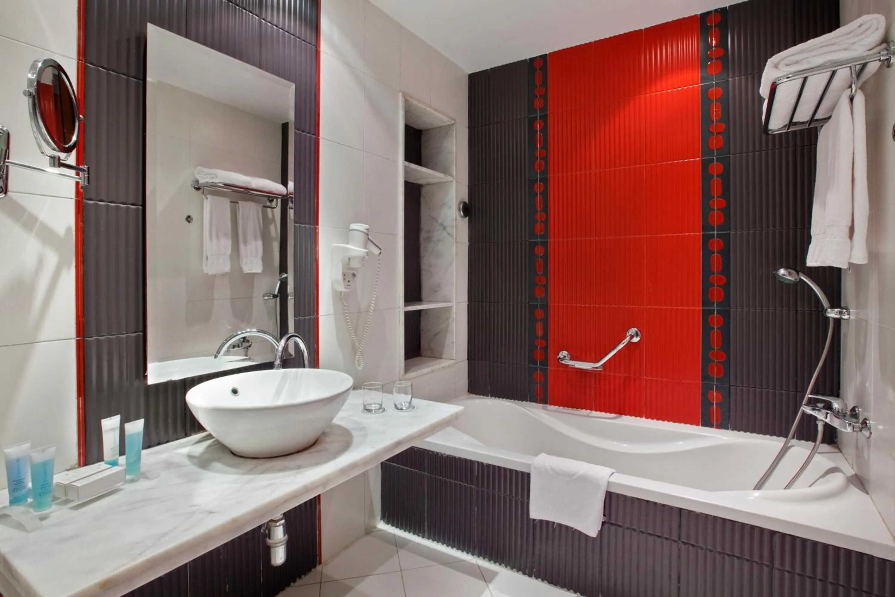 Bathroom in Hilton Alexandria Green Plaza