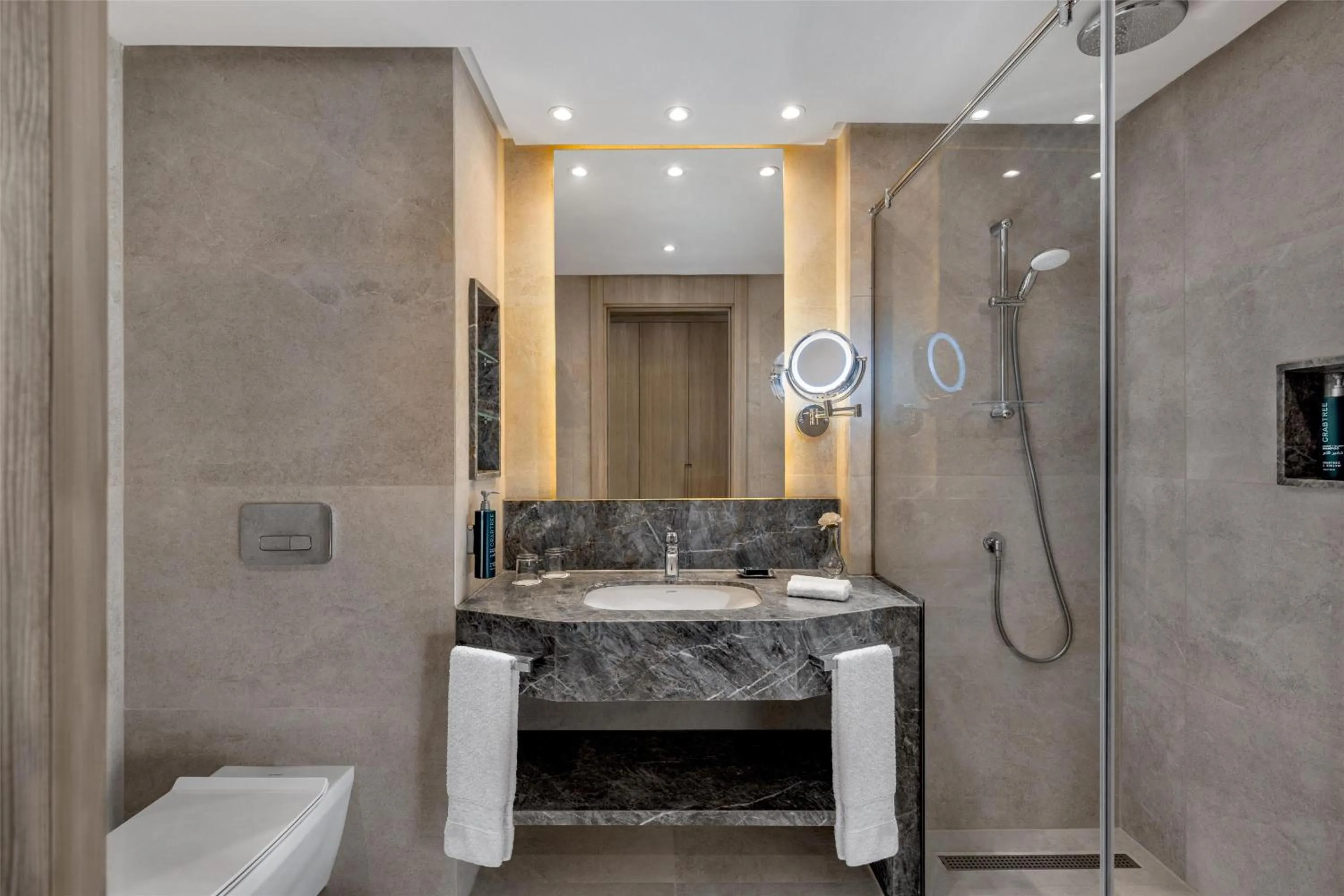 Bathroom in Hilton Alexandria Green Plaza