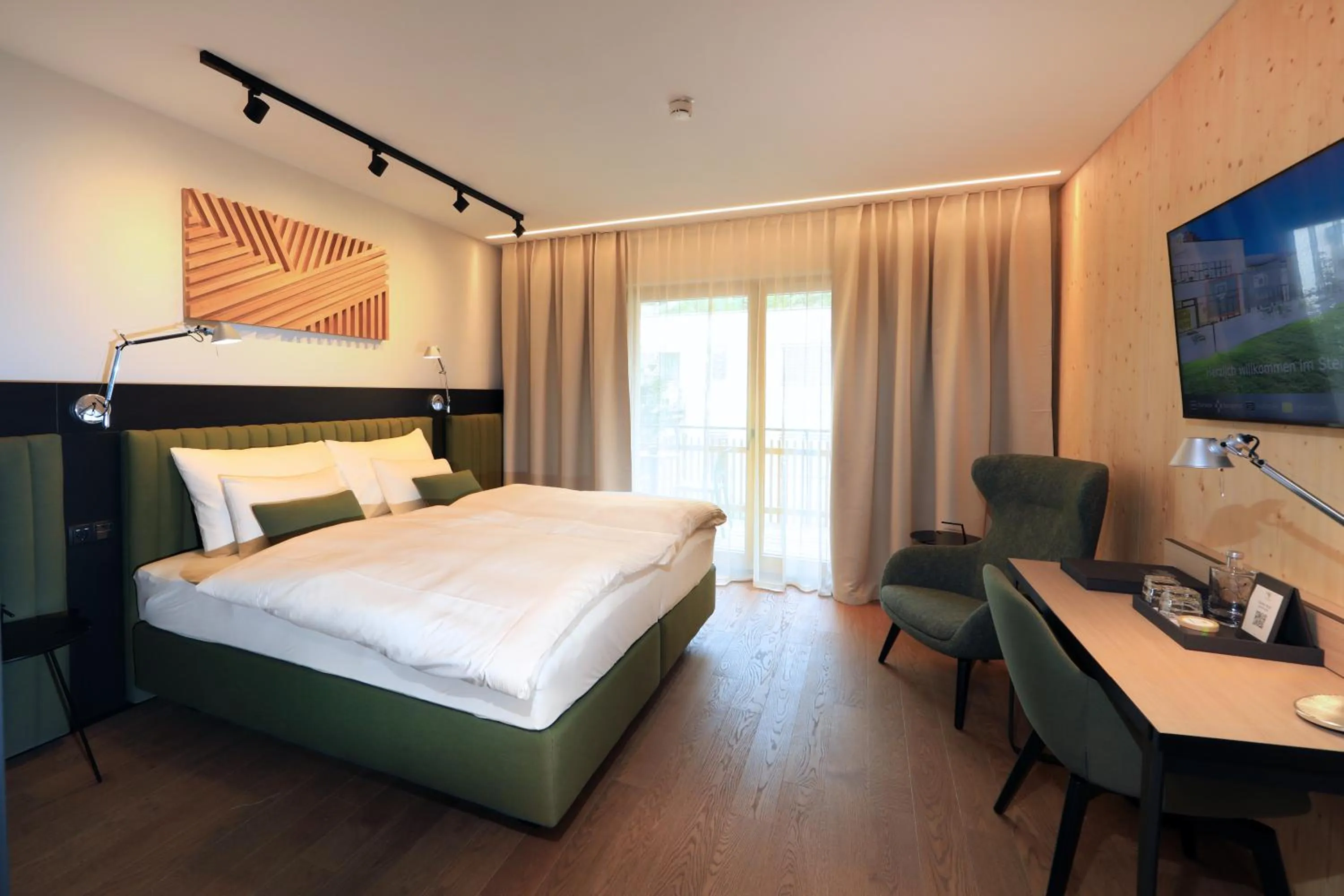 Photo of the whole room, Bed in Hotel Steiermarkhof Graz - Aus Holz gebaut, von Hügeln geküsst