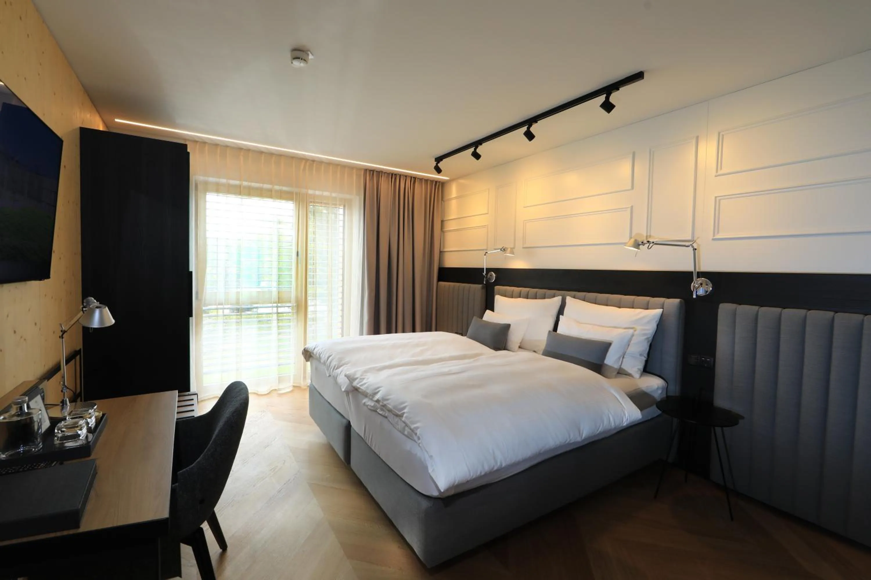 Photo of the whole room, Bed in Hotel Steiermarkhof Graz - Aus Holz gebaut, von Hügeln geküsst