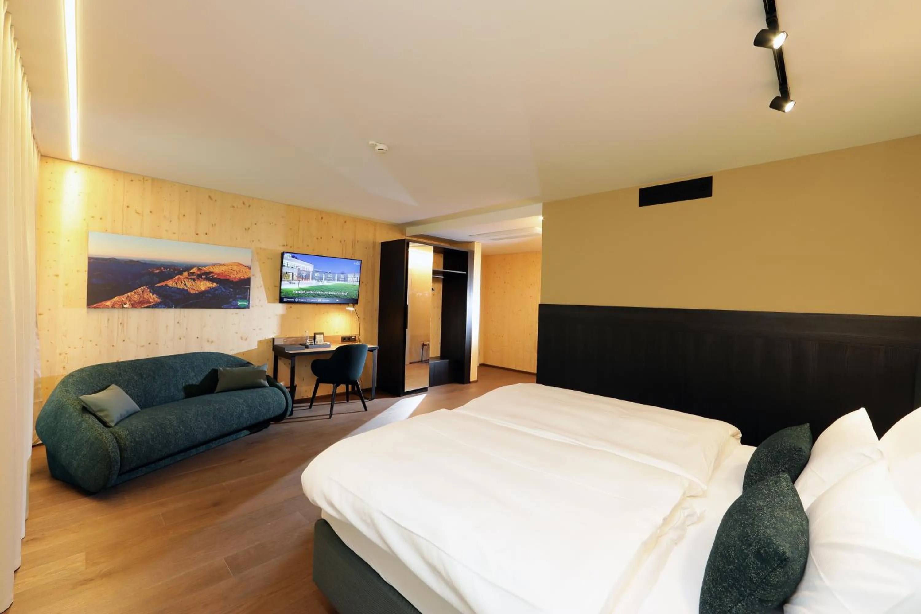 Photo of the whole room, Bed in Hotel Steiermarkhof Graz - Aus Holz gebaut, von Hügeln geküsst