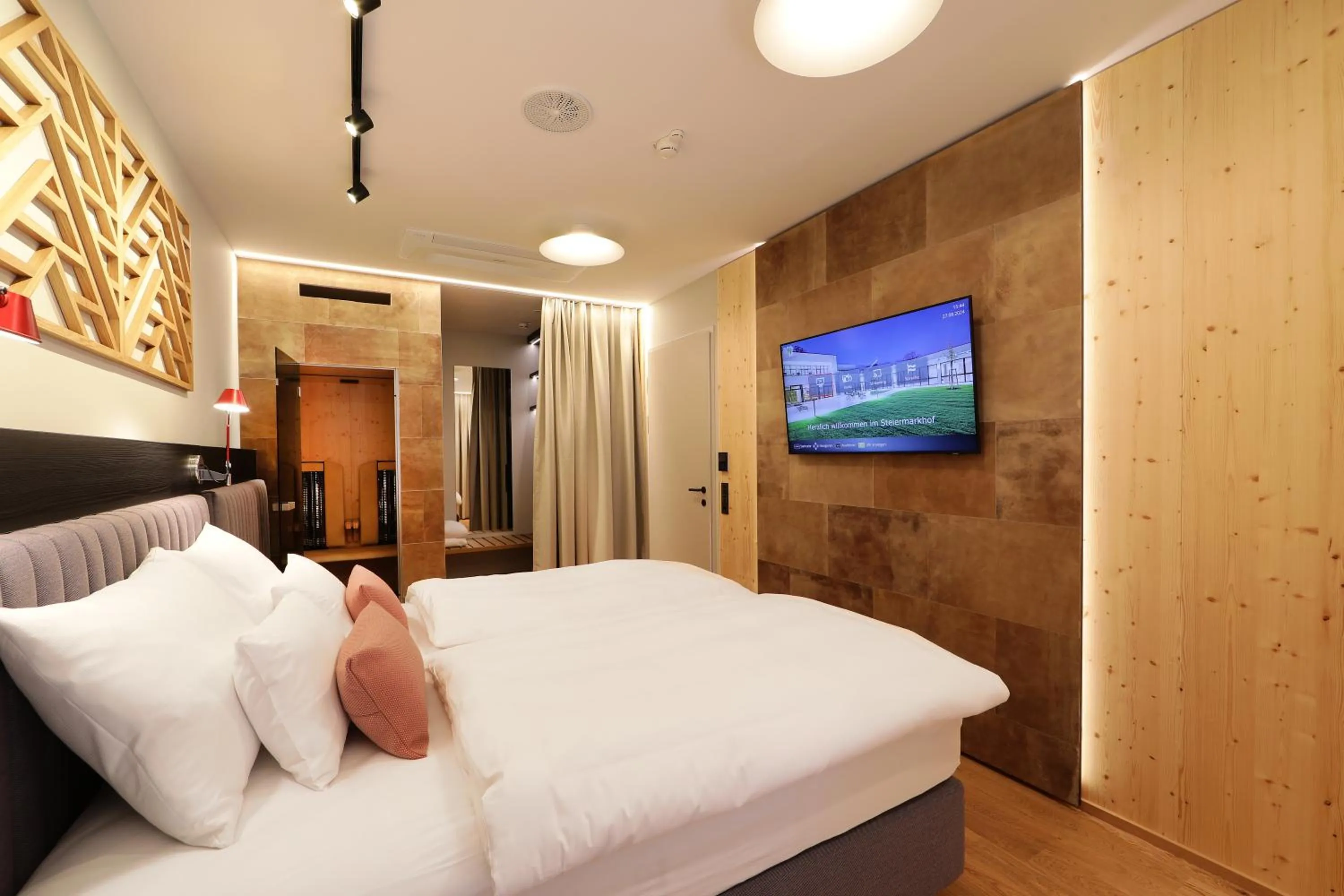 Bedroom, Bed in Hotel Steiermarkhof Graz - Aus Holz gebaut, von Hügeln geküsst