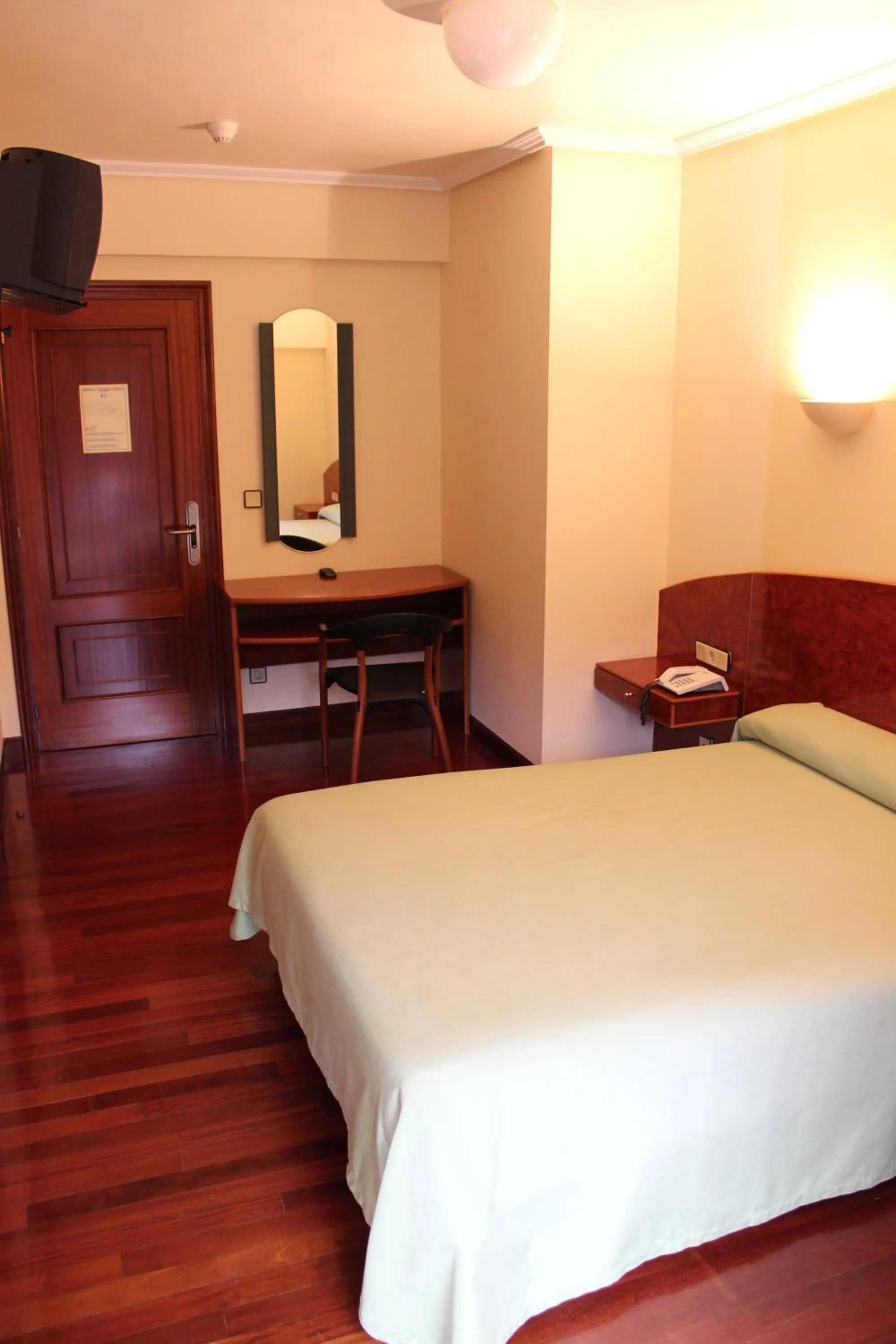 Photo of the whole room, Bed in Hotel Sindika