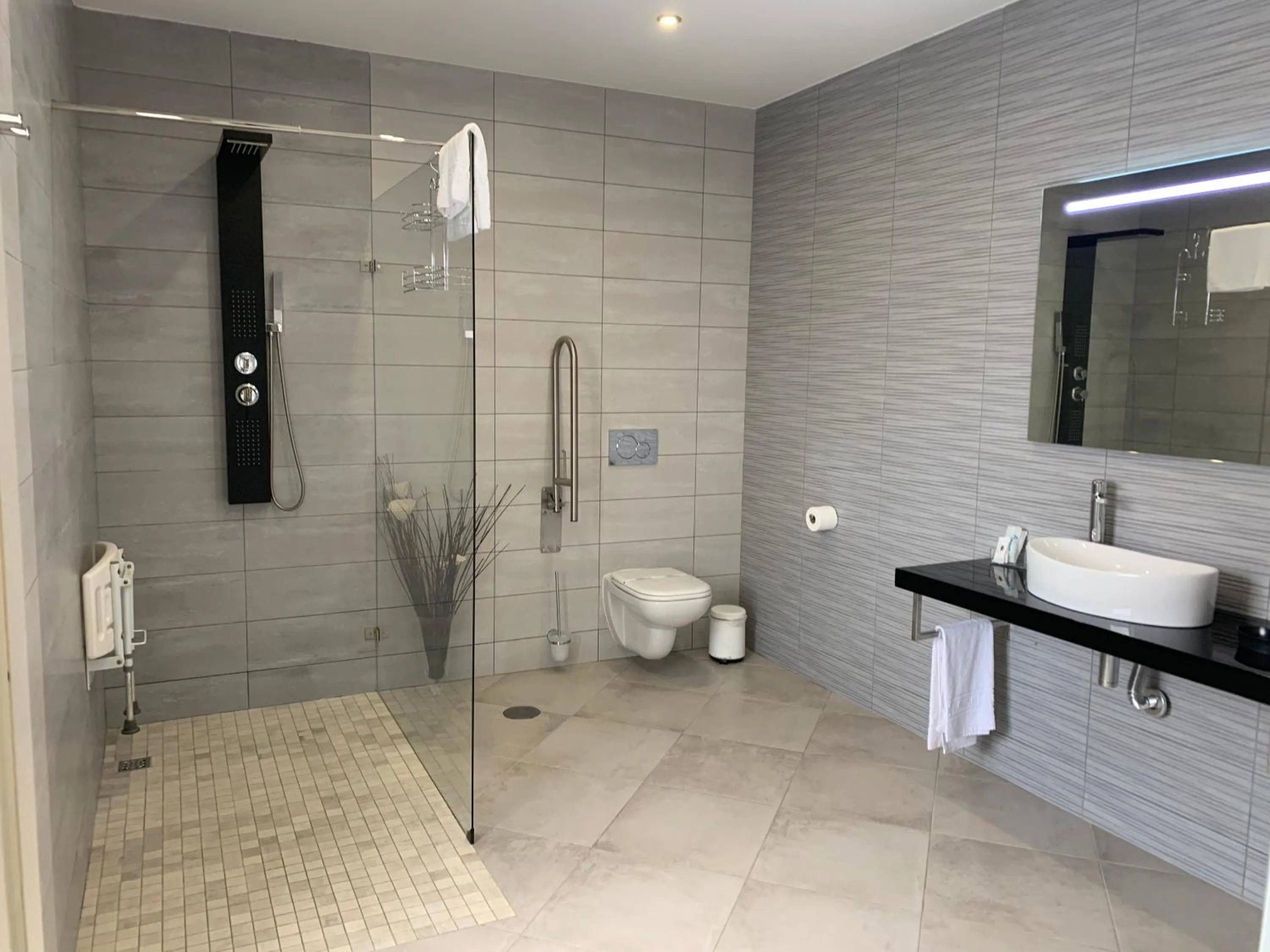 Toilet in Carvoeiro B&B and SPA