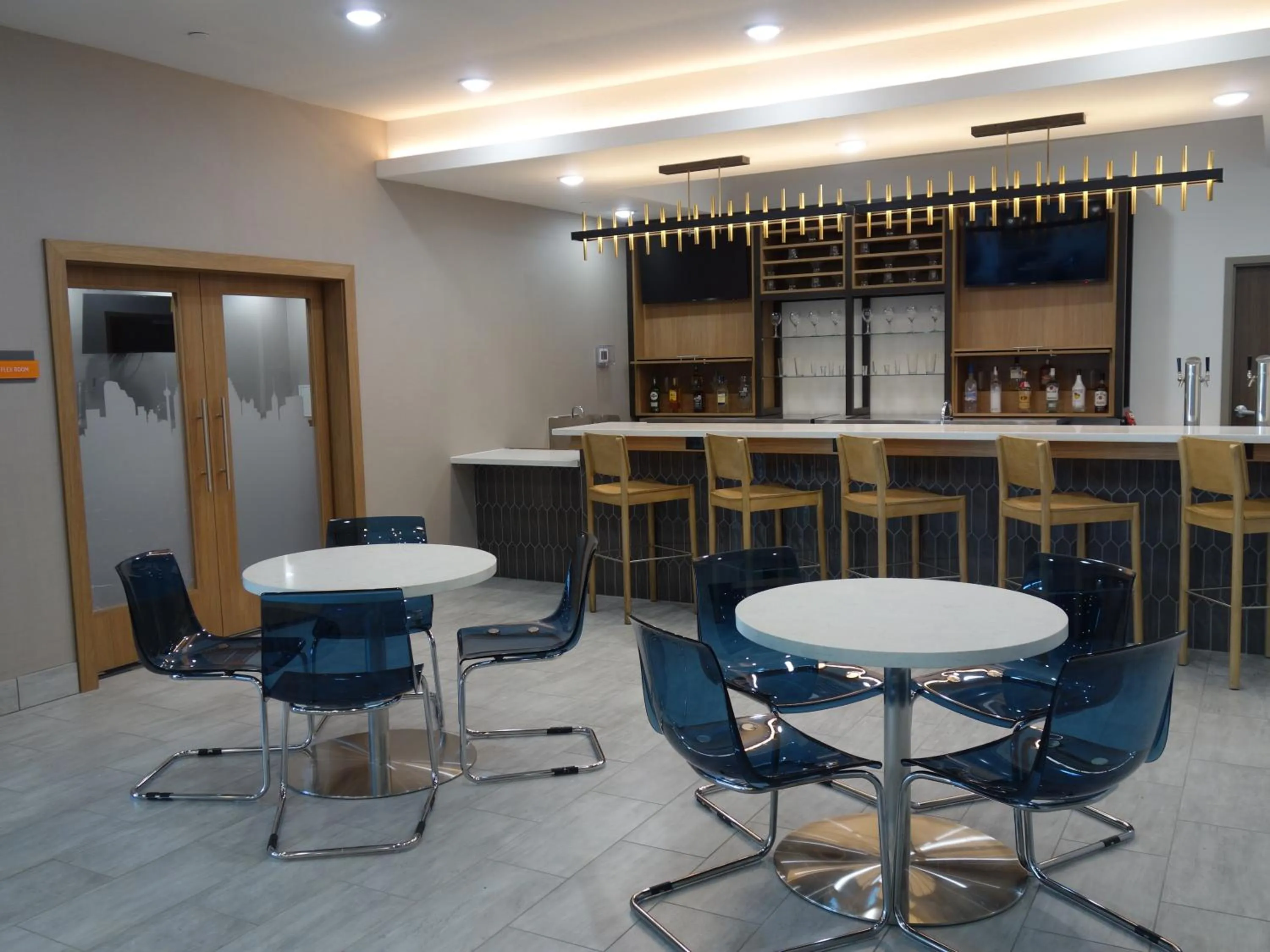 Lounge or bar in La Quinta by Wyndham San Antonio Alamo City