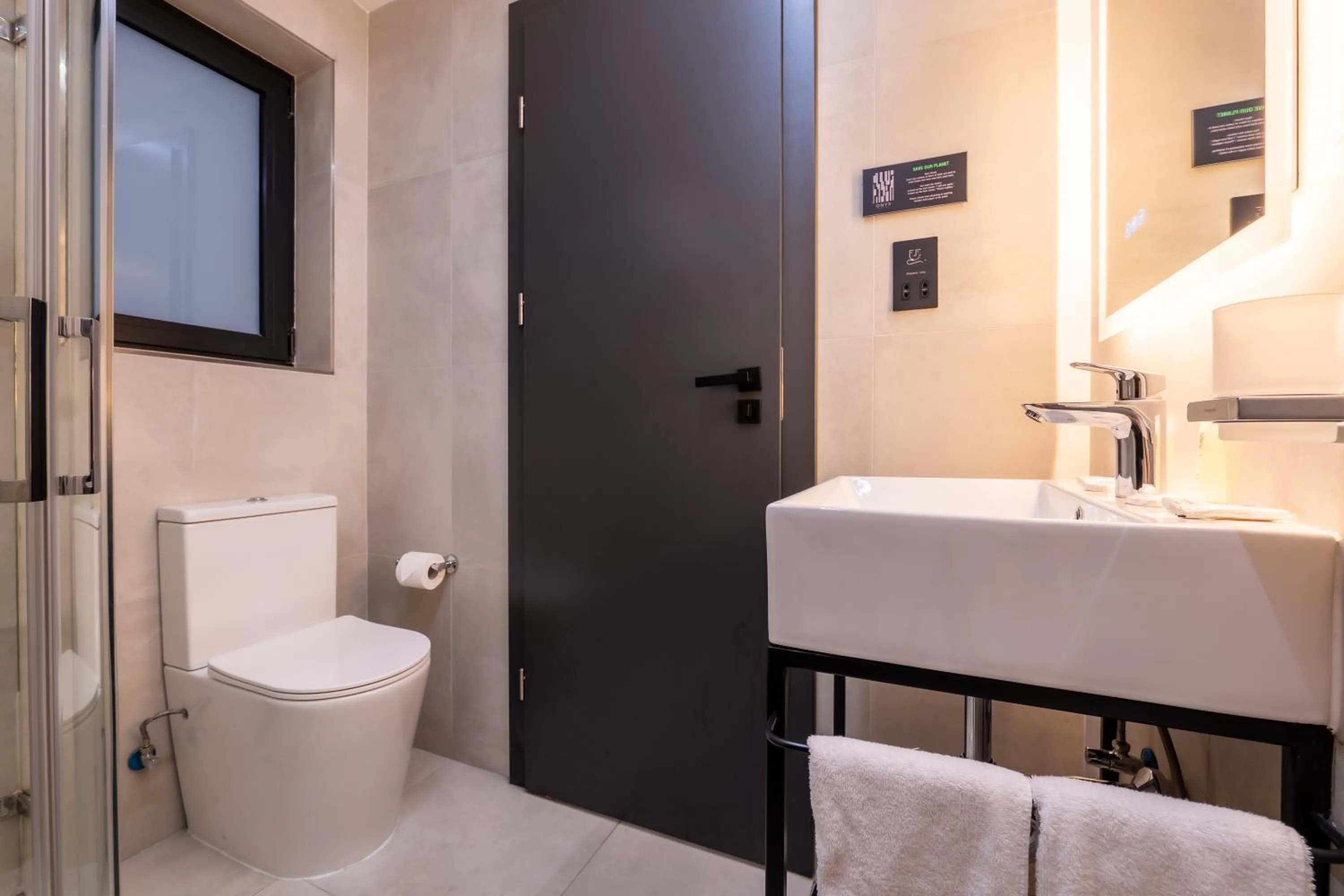 Toilet in Onyx Hotel