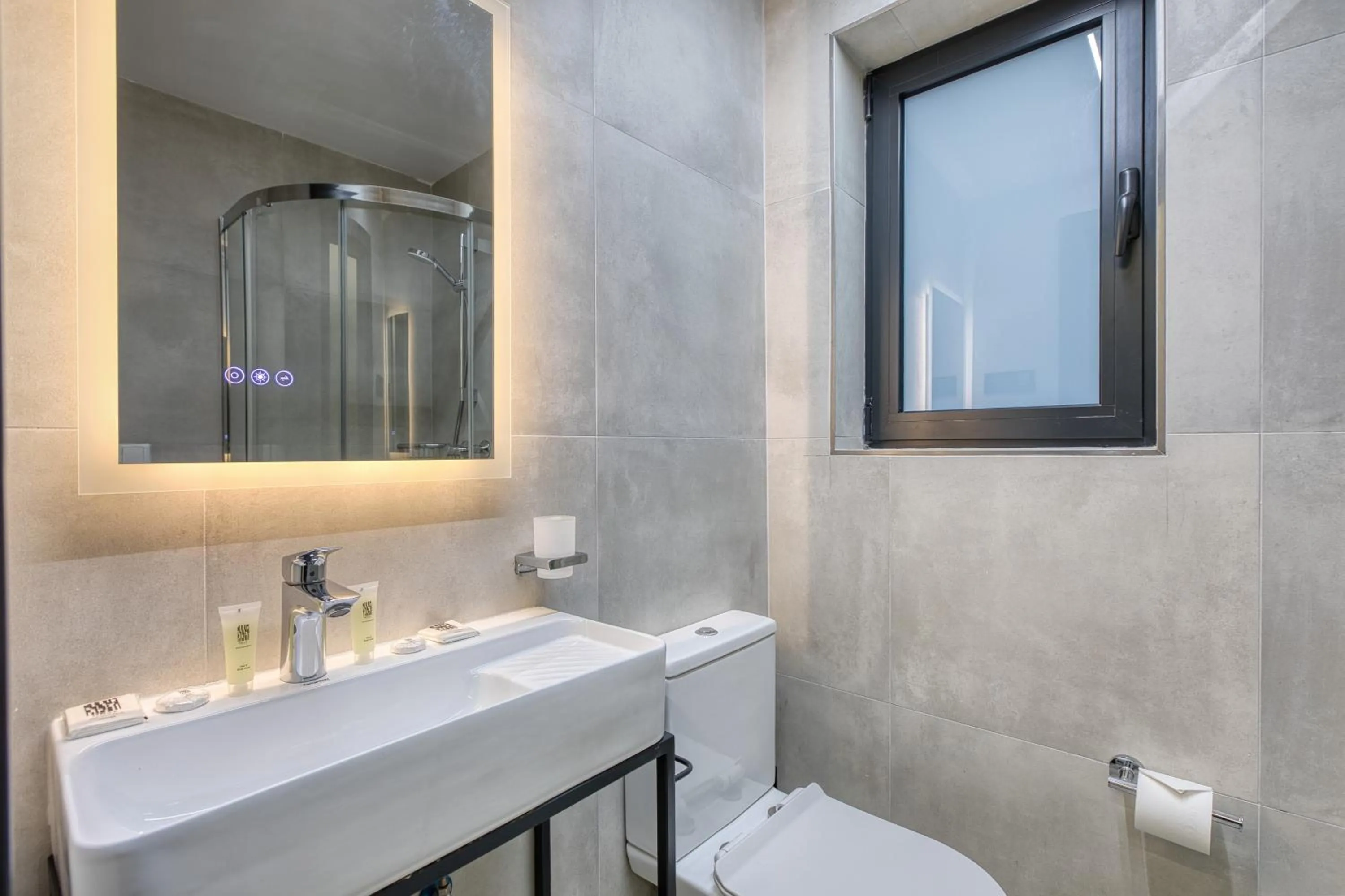 Shower in Onyx Hotel