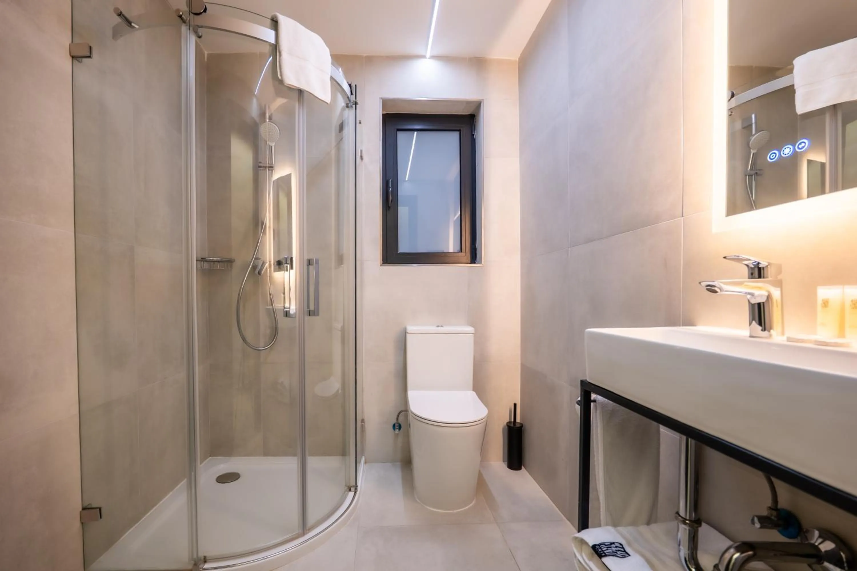 Shower in Onyx Hotel