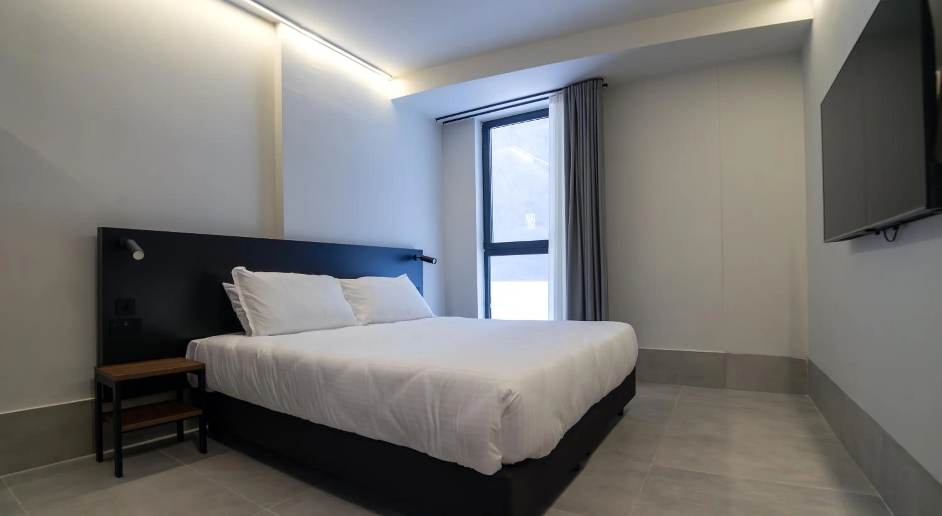 Bed in Onyx Suites & Apartments