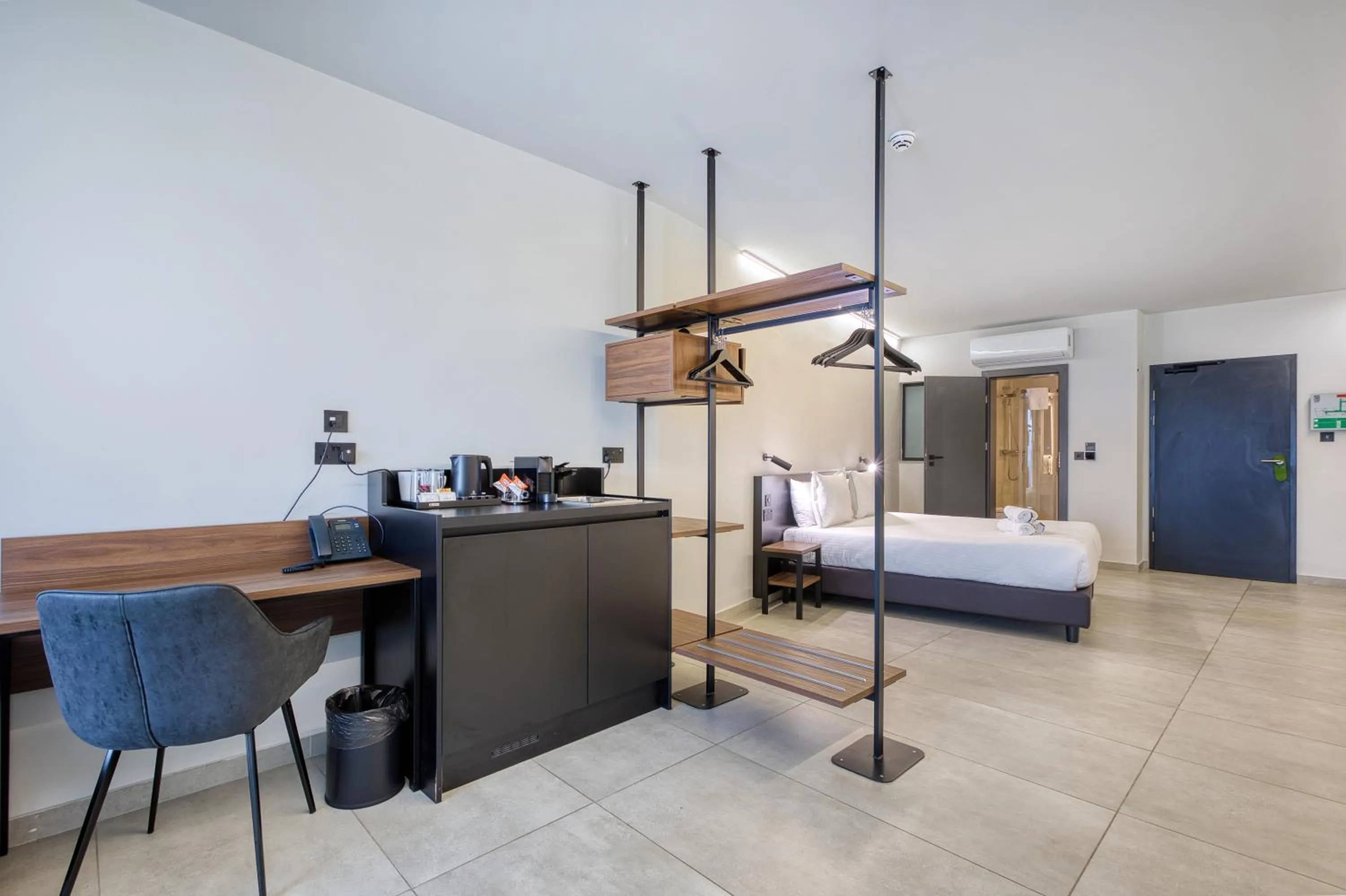 Living room, Bed in Onyx Hotel