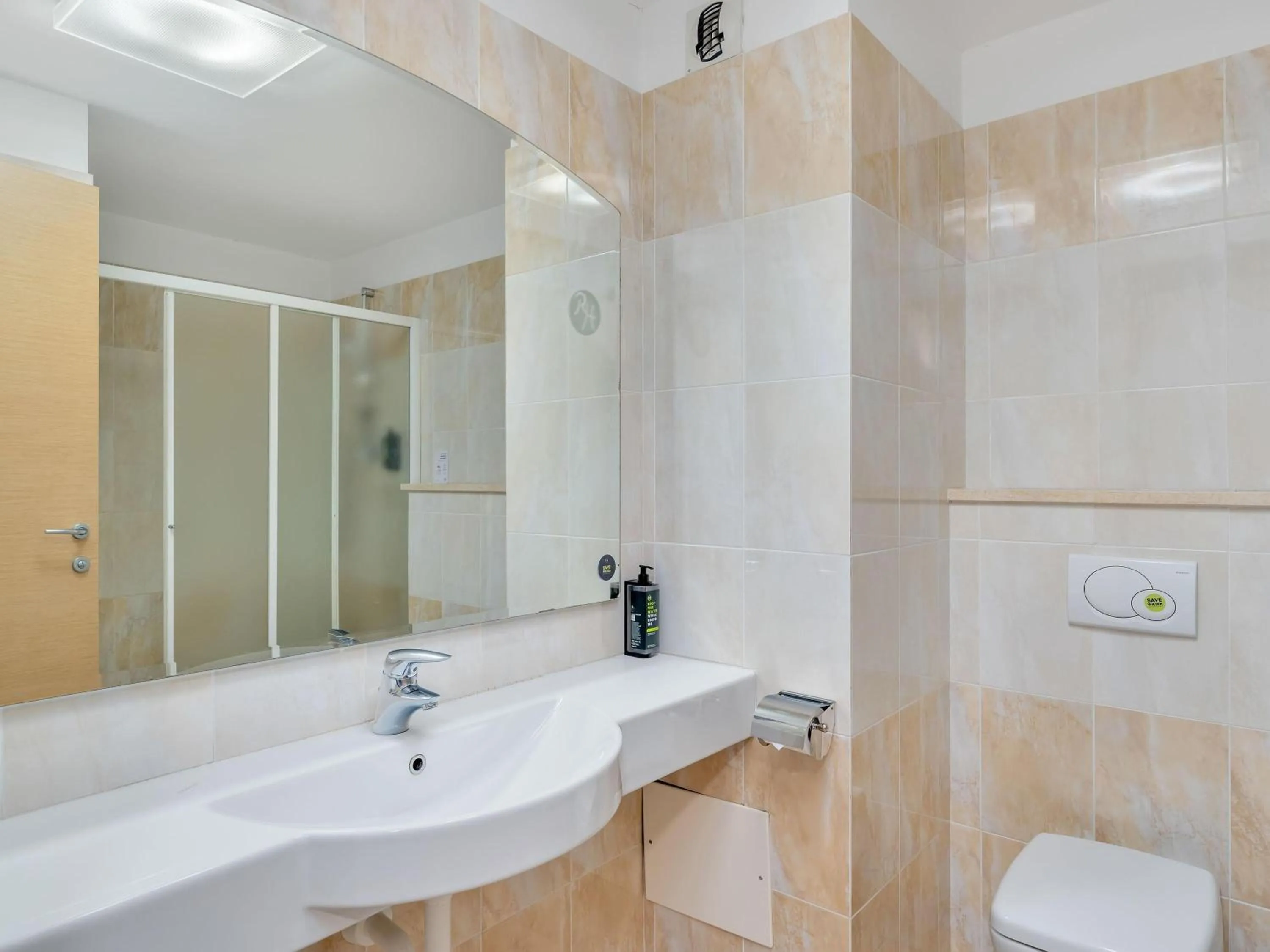 Bathroom in B&B HOTEL Settimo Torinese