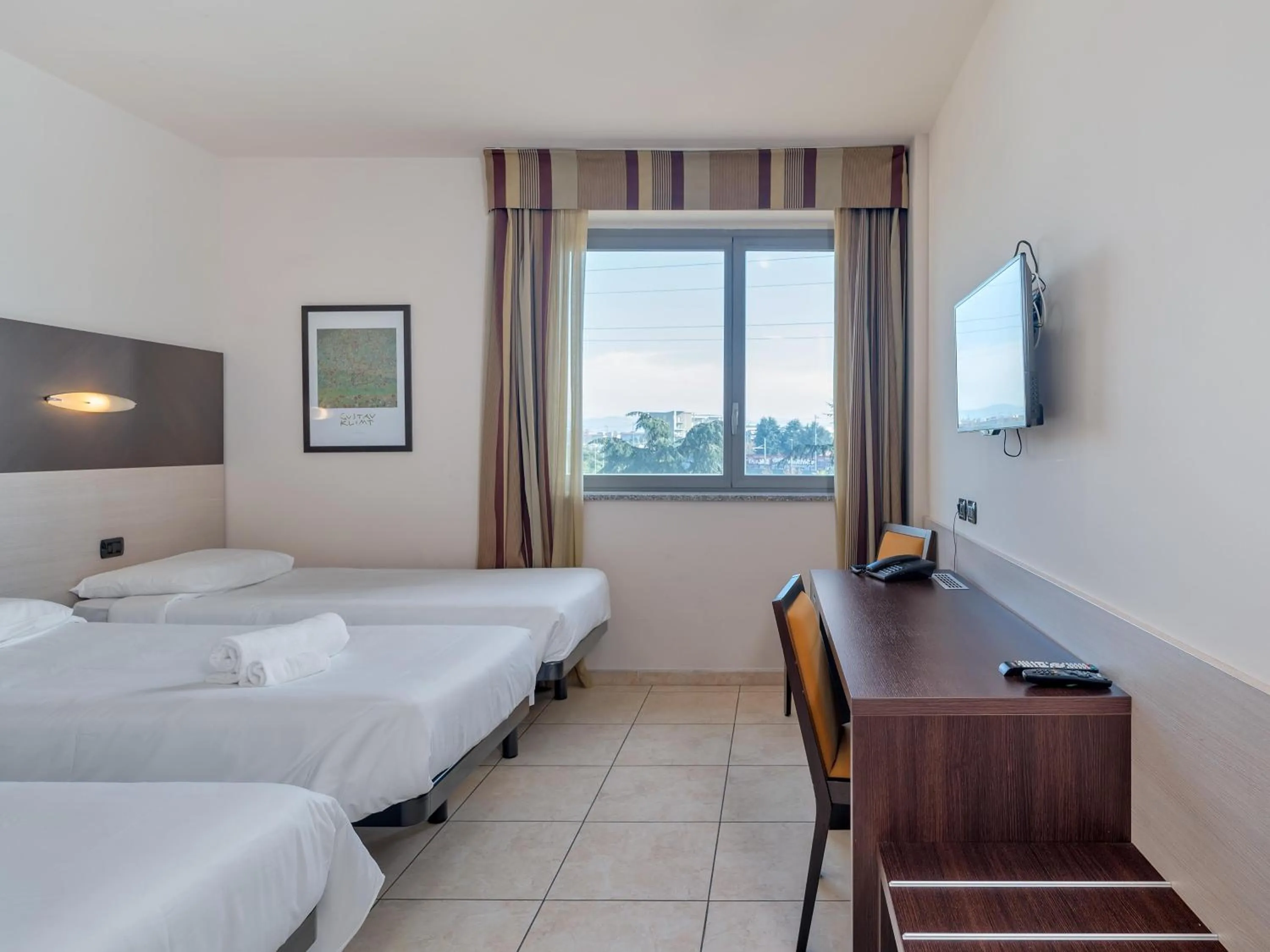 Photo of the whole room, Bed in Record Hotel