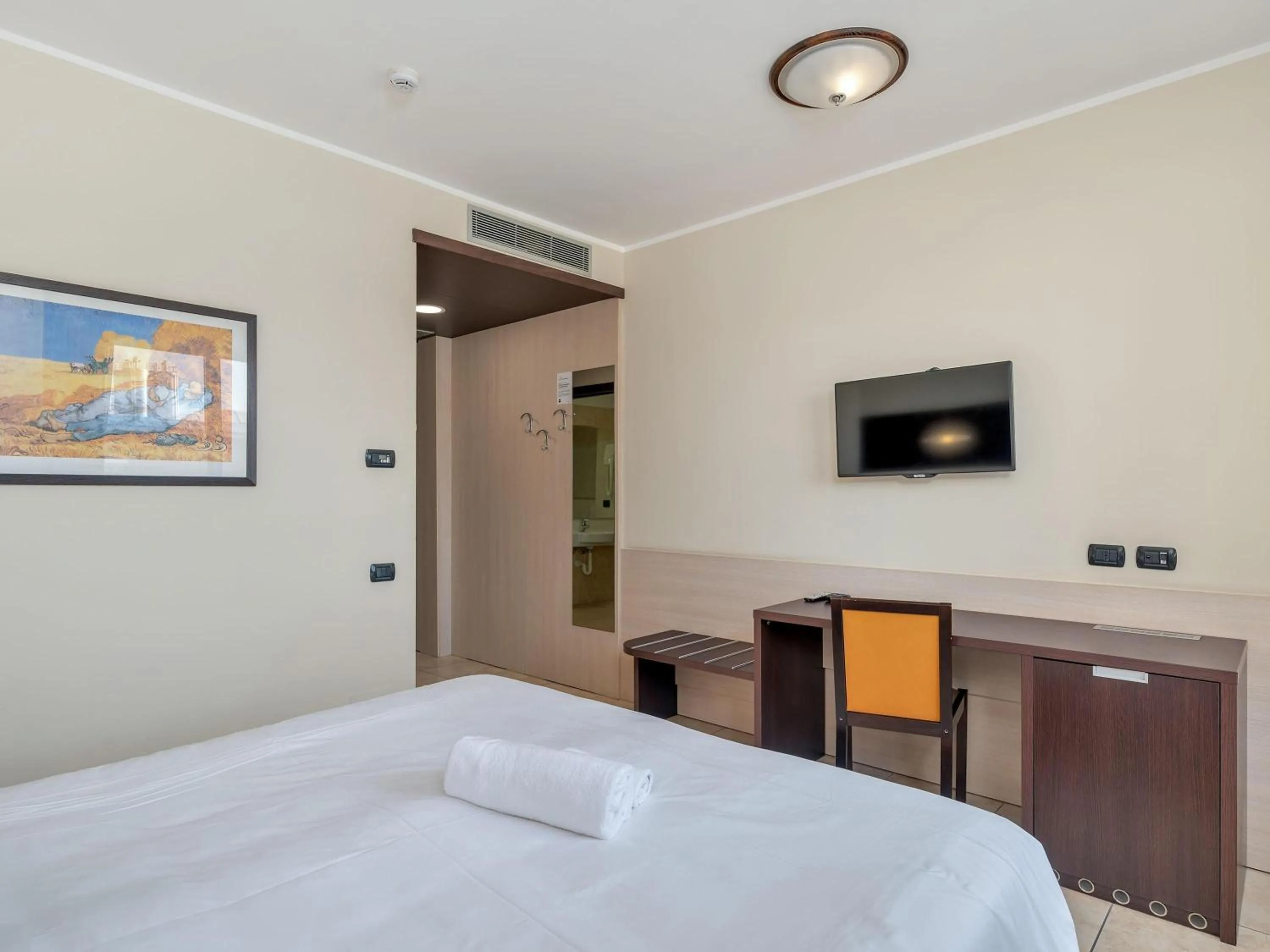 Photo of the whole room, Bed in B&B HOTEL Settimo Torinese