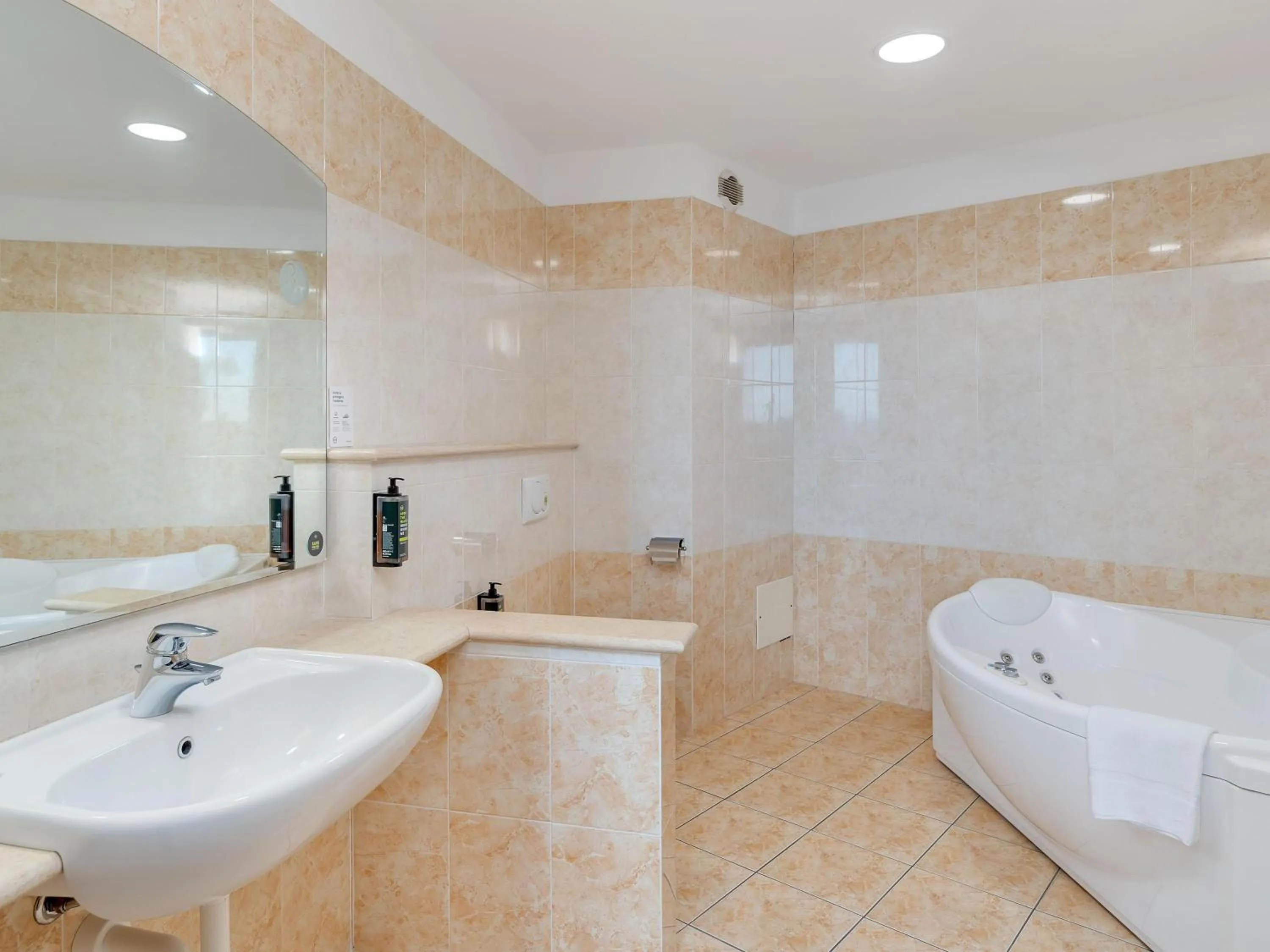 Bathroom in B&B HOTEL Settimo Torinese