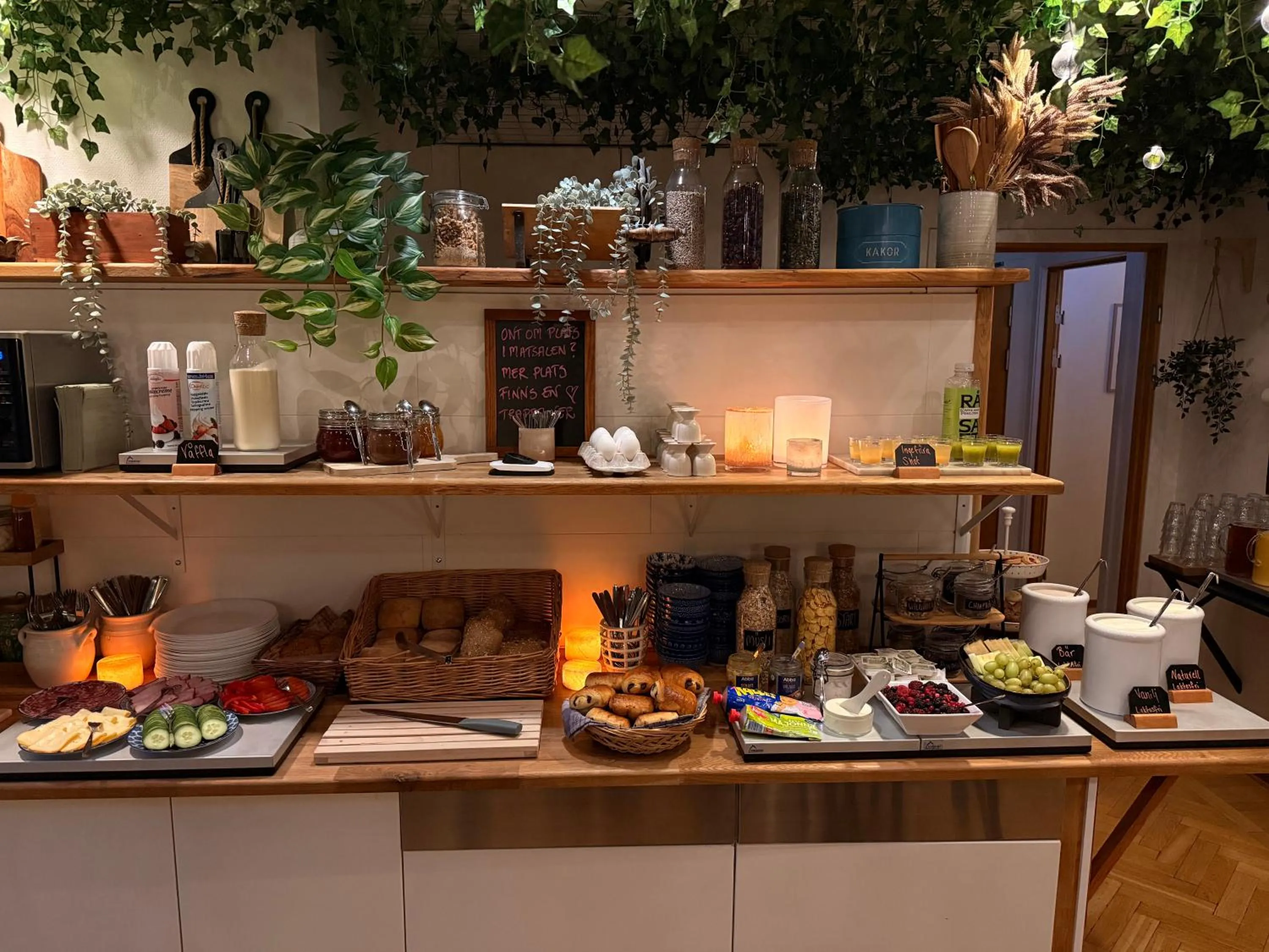 Breakfast in Ewa & Maude Hotel