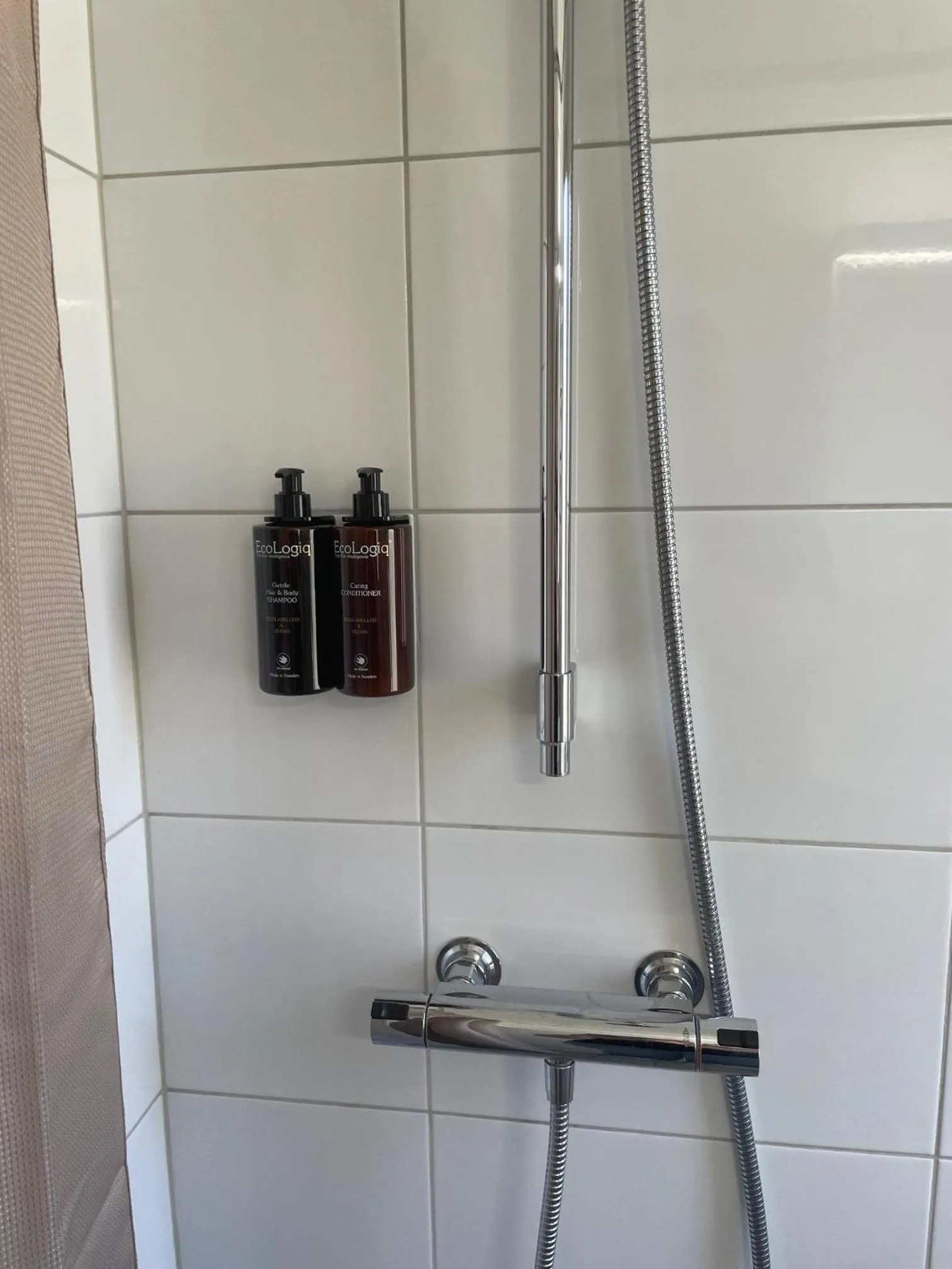 Shower in Ewa & Maude Hotel